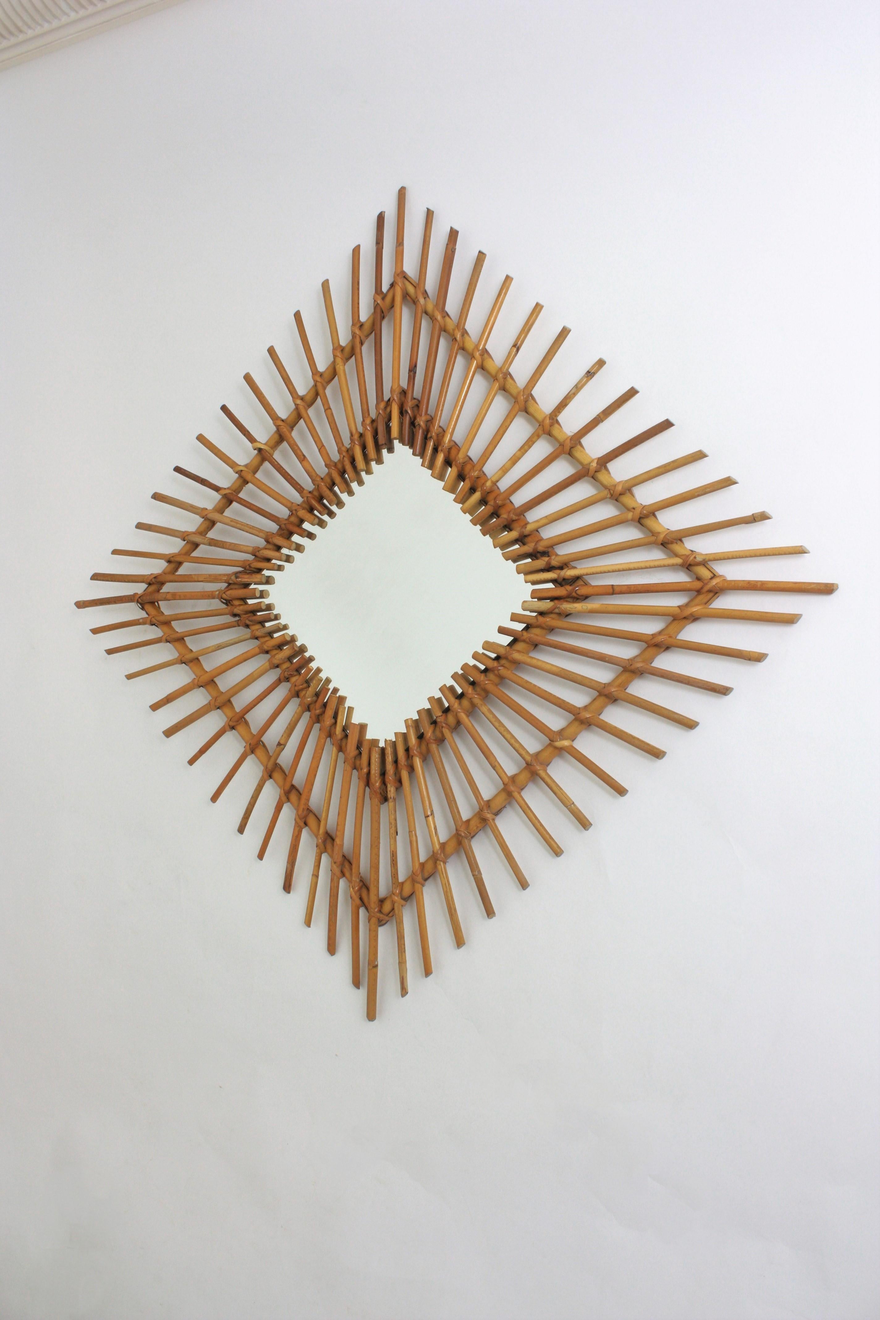 Gran espejo de pared Sunburst Rhombus de ratán, España, años 60 Español en venta