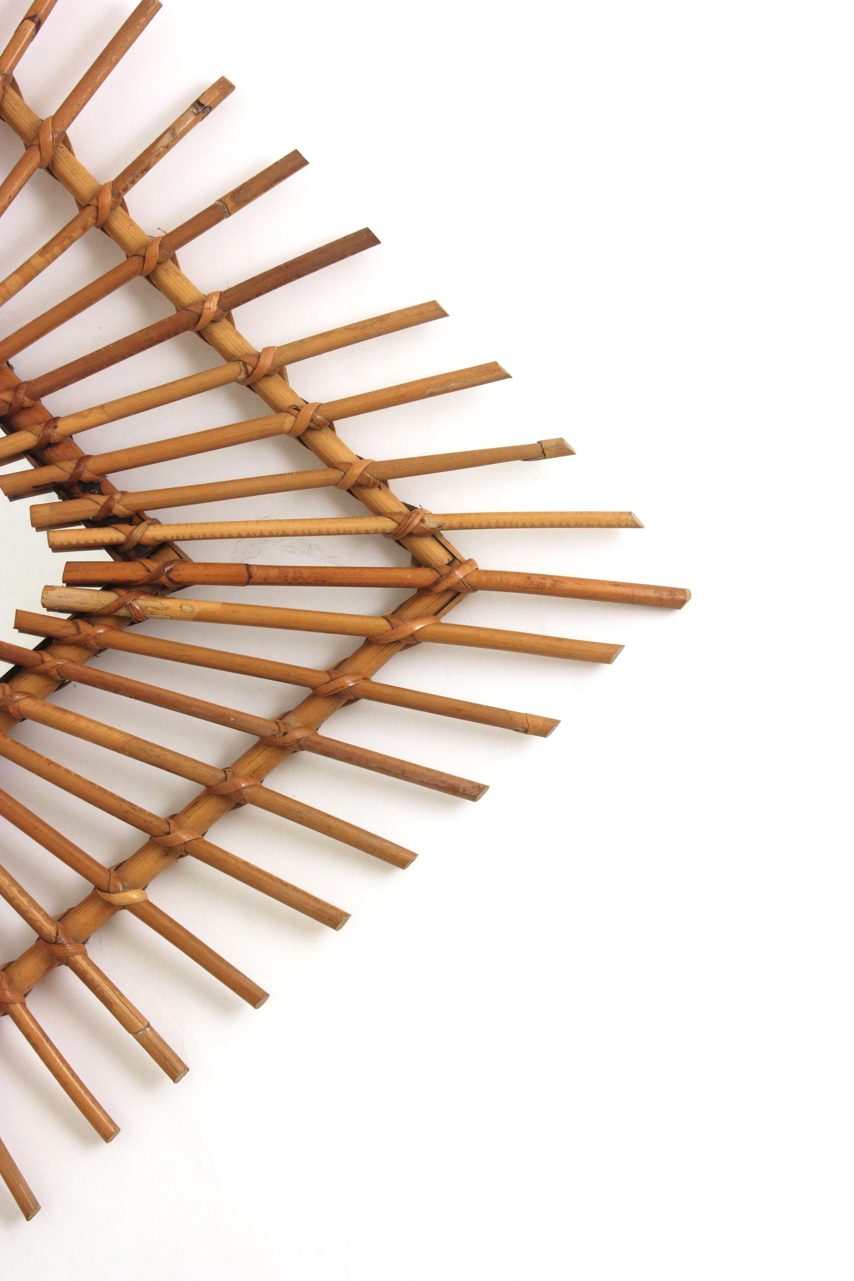 Gran espejo de pared Sunburst Rhombus de ratán, España, años 60 en Bueno estado para la venta en Barcelona, ES