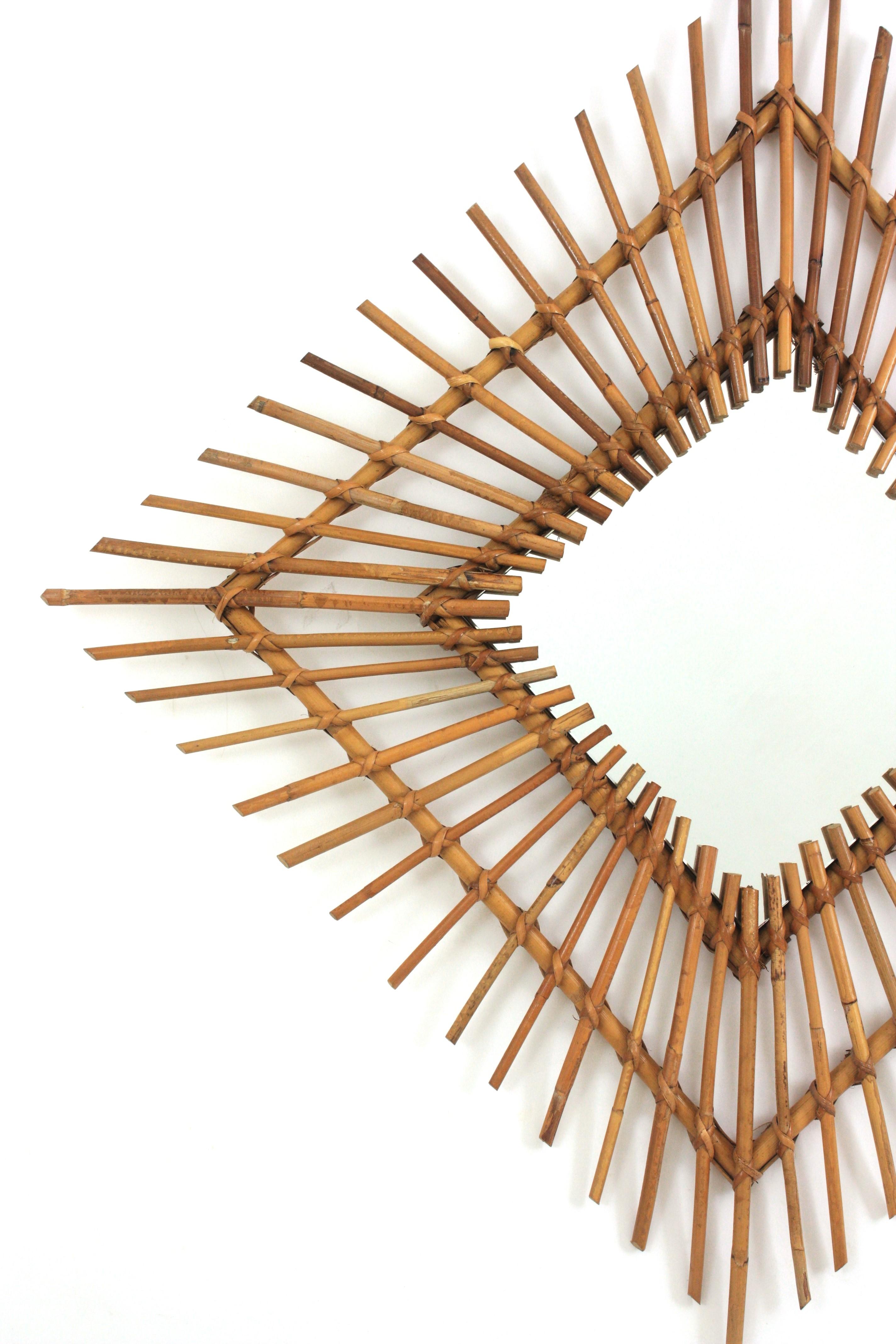 Gran espejo de pared Sunburst Rhombus de ratán, España, años 60 siglo XX en venta