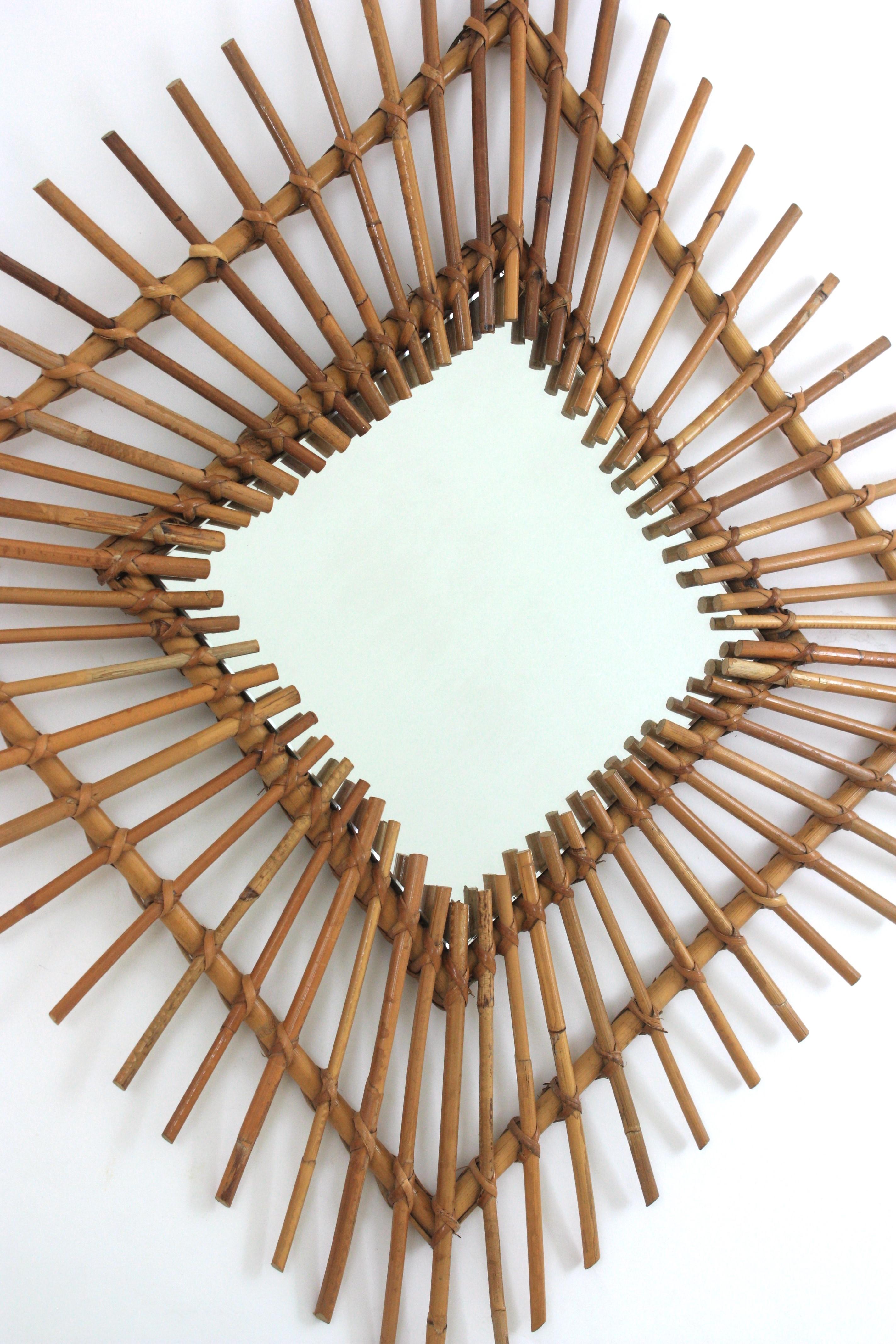 Gran espejo de pared Sunburst Rhombus de ratán, España, años 60 Mimbre en venta