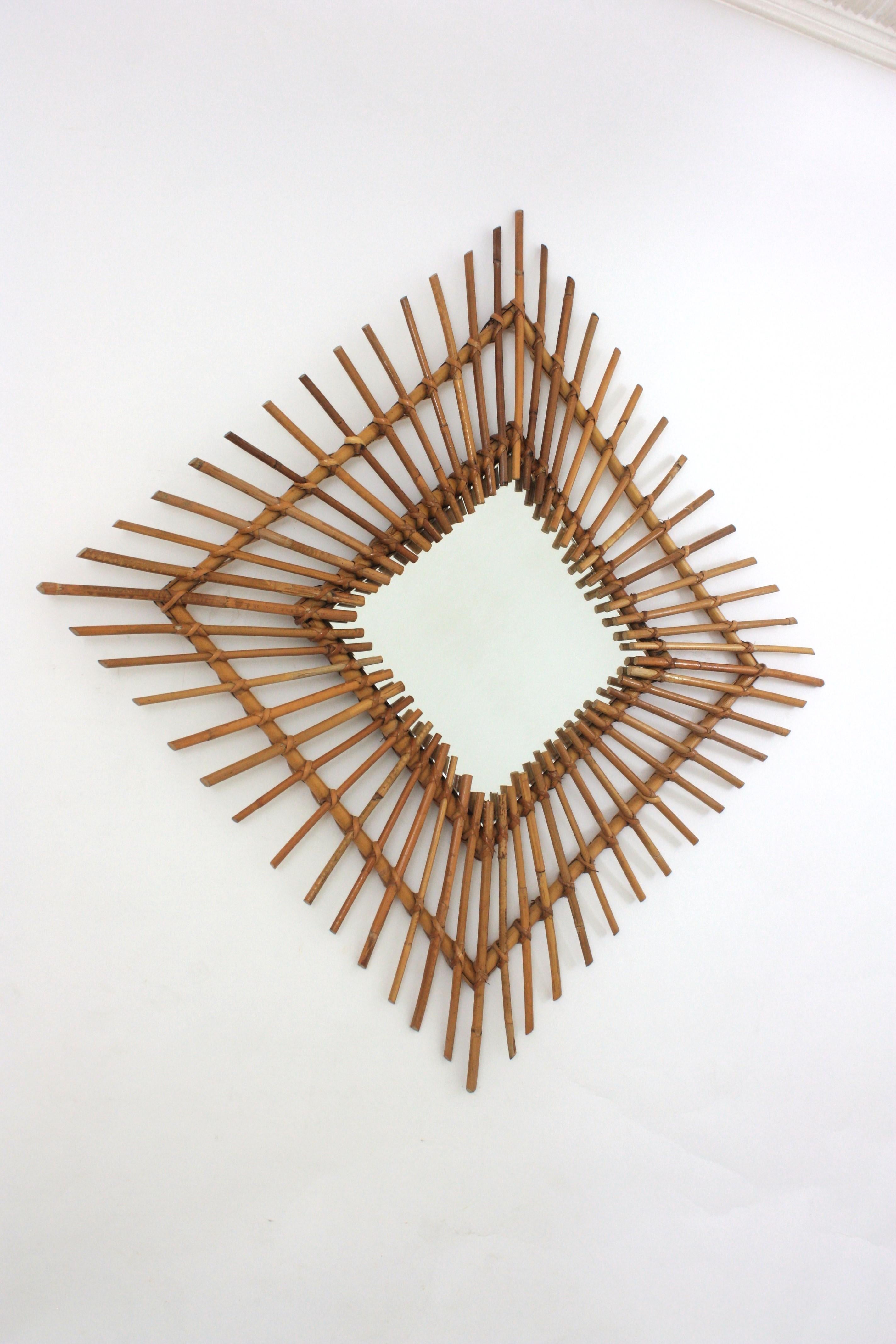 Gran espejo de pared Sunburst Rhombus de ratán, España, años 60 en venta 1