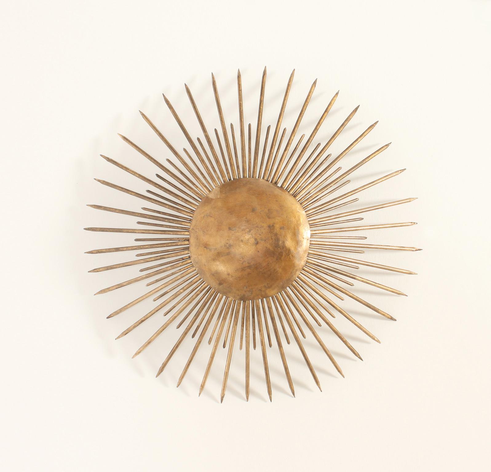 Große Sunburst Wand- oder Deckenlampe aus den 1940er Jahren, Frankreich. Handgehämmertes, vergoldetes Schmiedeeisen mit zwei Glühbirnen, kann als Decken- oder Wandleuchte verwendet werden. 