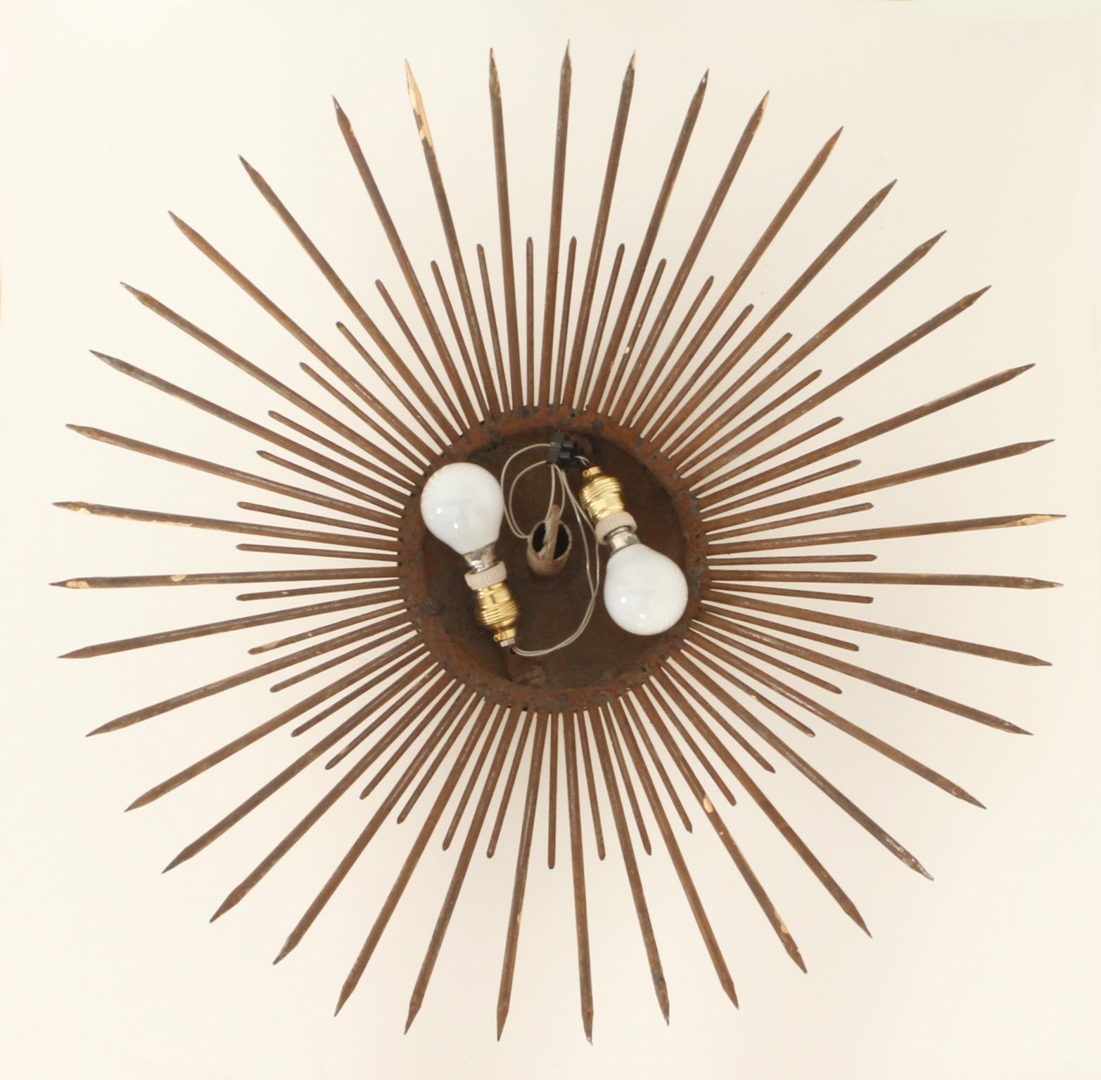 Große Sunburst Wand- oder Deckenlampe aus den 1940er Jahren, Frankreich (Eisen) im Angebot