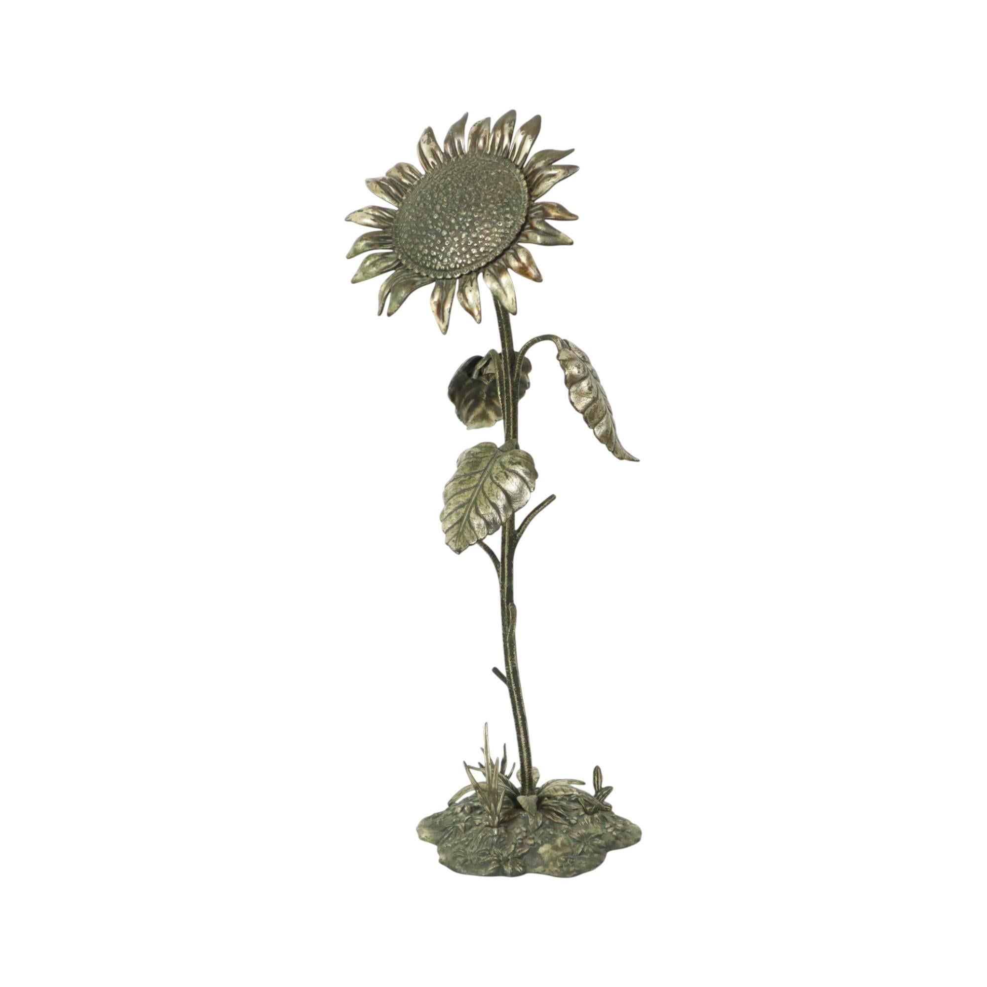 Bellissimo posacenere di grandi dimensioni a forma di girasole, realizzato in bronzo argentato, firmato S. Agudo, Spagna, circa metà del XX secolo.

Un oggetto raro e originale. I petali possono essere rimossi e fungere da piccoli e caratteristici