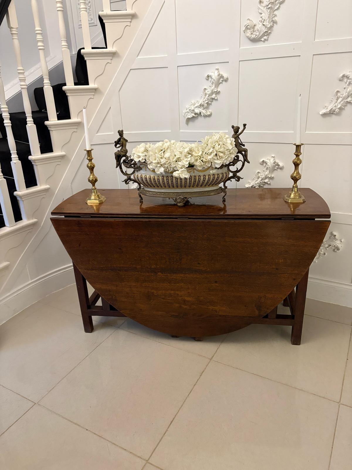 Grande table de salle à manger en chêne du 17e siècle, de superbe qualité, avec un plateau en chêne de superbe qualité et deux feuilles ovales reposant sur des pieds carrés avec des doubles pieds de porte reliés par des brancards carrés. 

Un