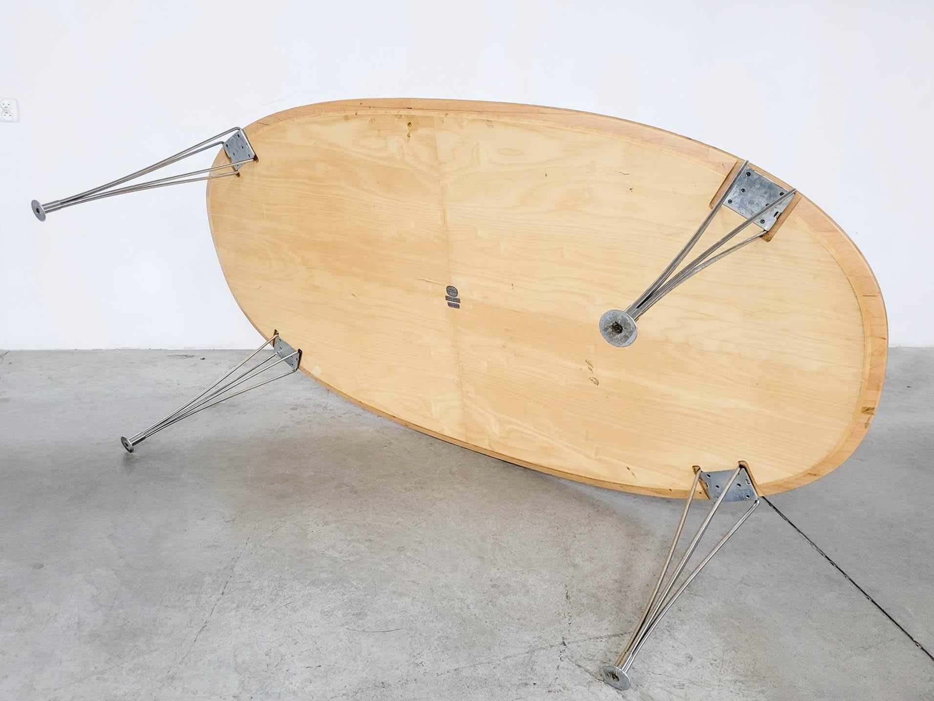 Das Meisterwerk der Collaboration von Bruno Mathsson und Piet Hein: der Scandinavian Modern Superelips Dining Table. Er wurde von Fritz Hansen in Dänemark hergestellt und ist mit einem Echtheitszertifikat versehen. Verchromt, aus Metall und Holz