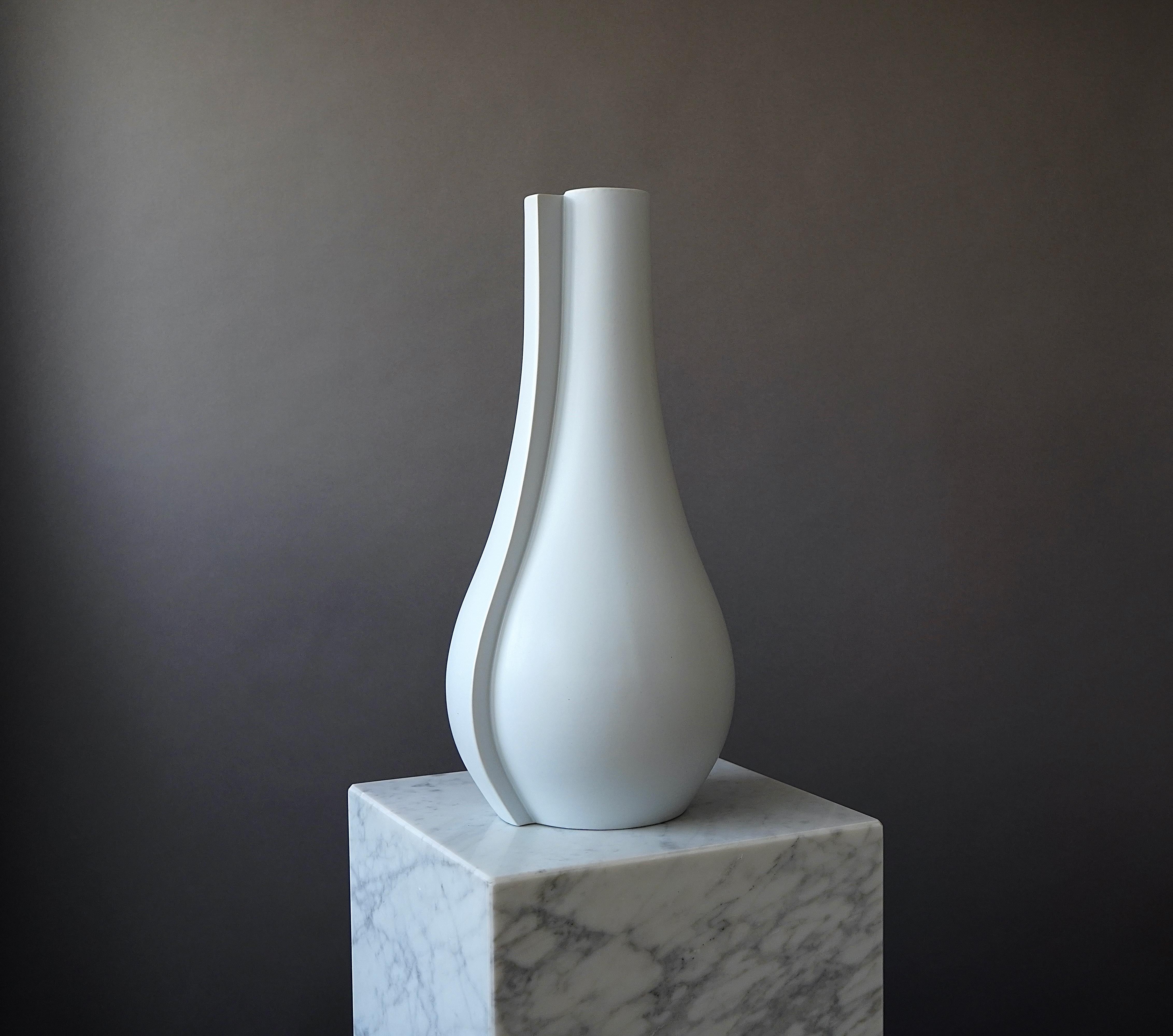 A beautiful 'Swedish Modern' stoneware vase with 'Carrara' glaze.
Made by Wilhelm Kåge at Gustavsberg in Sweden, 1940s. 

Great condition. 

Wilhelm Kåge was a Swedish artist, painter, and ceramicist. Between 1917 and 1949, he worked as artistic