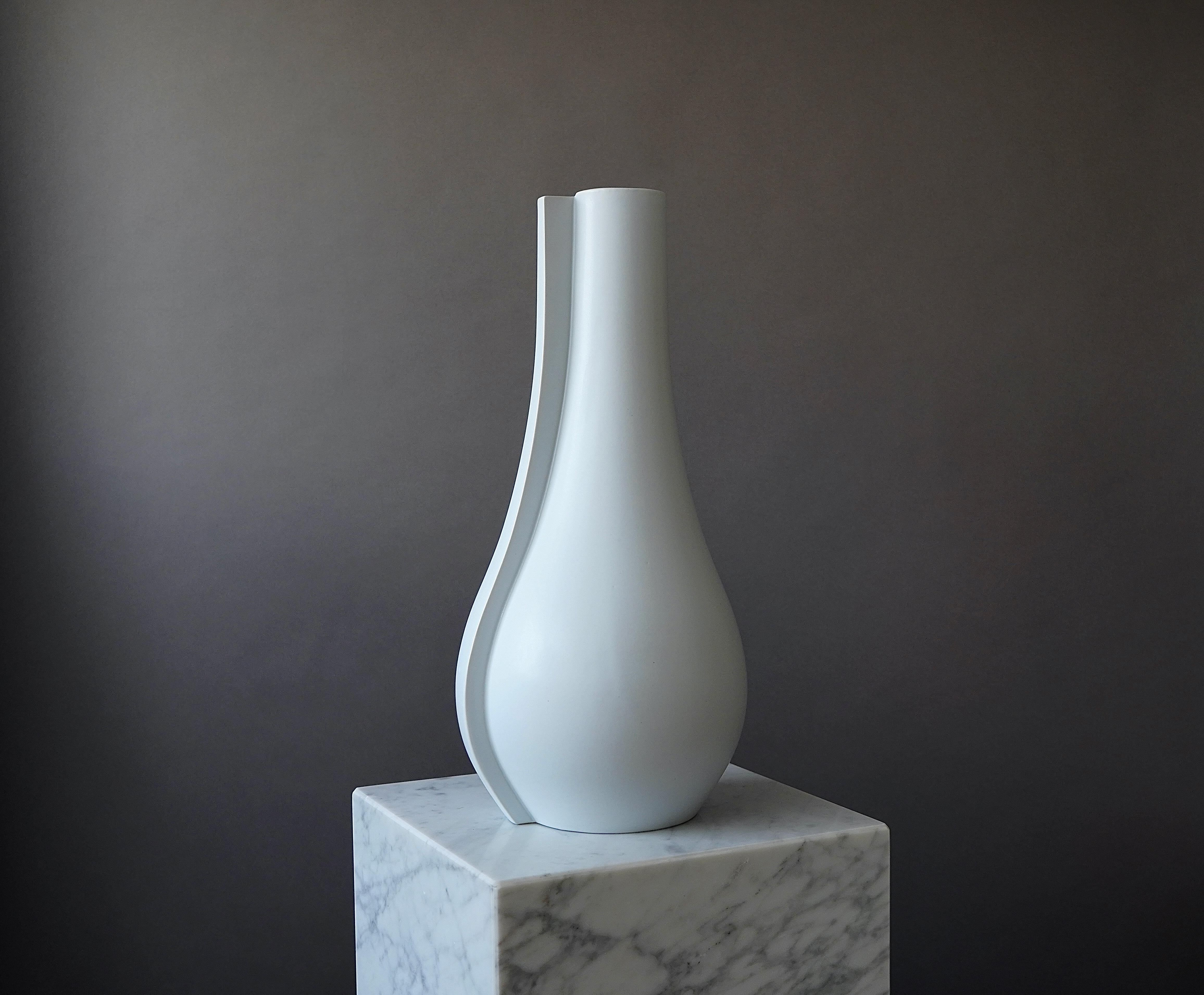 Large 'Surrea' Vase by Wilhelm Kåge for Gustavsberg Studio, Sweden, 1940s In Good Condition For Sale In Malmö, SE