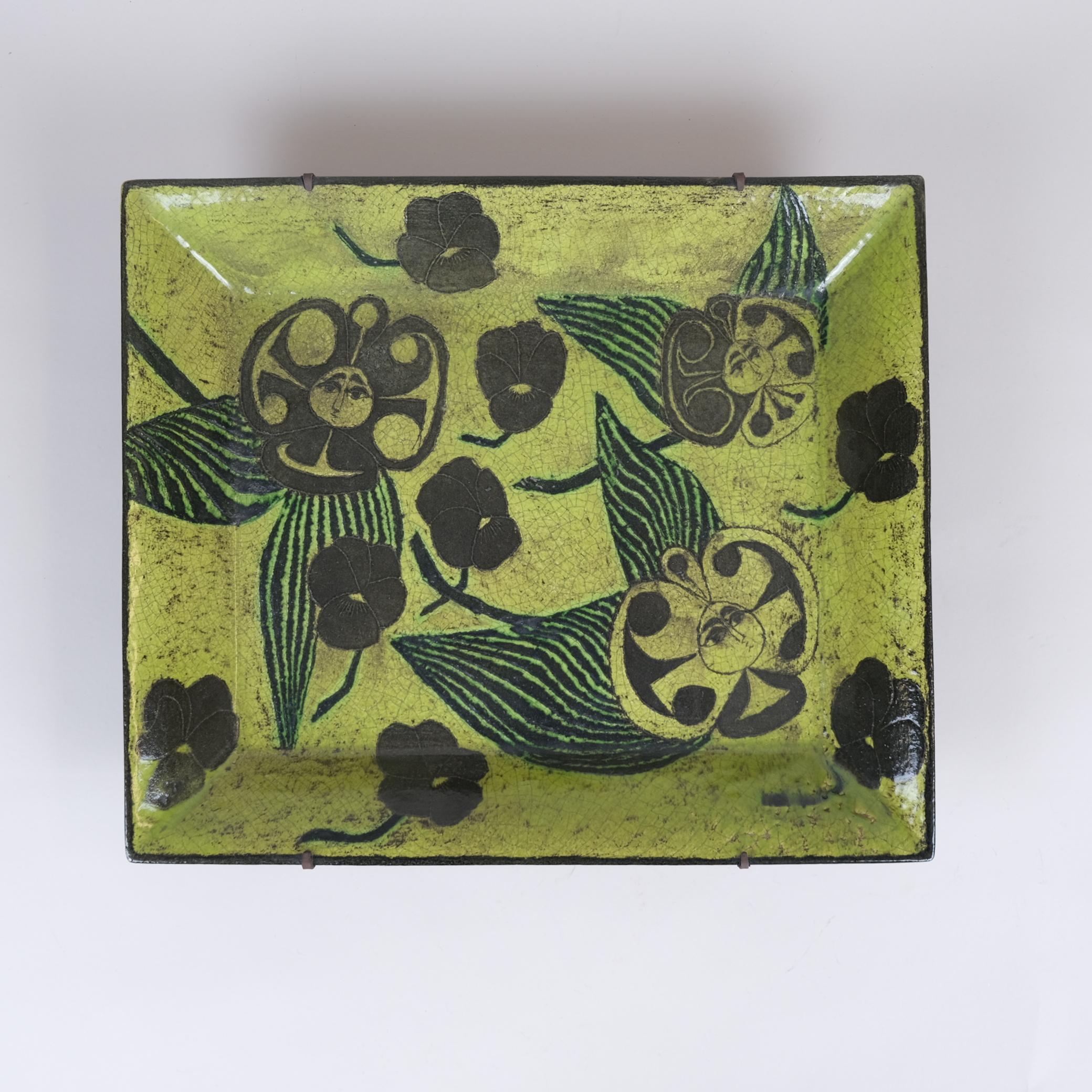 Un raro e bellissimo rilievo da parete con fiori e donne dipinti a mano, disegnato da Birger Kaipiainen per Rörstrand e prodotto in Svezia negli anni Cinquanta. Kaipiainen progettò per soli 4 anni (1954-1958) per Rörstrand, un'azienda svedese