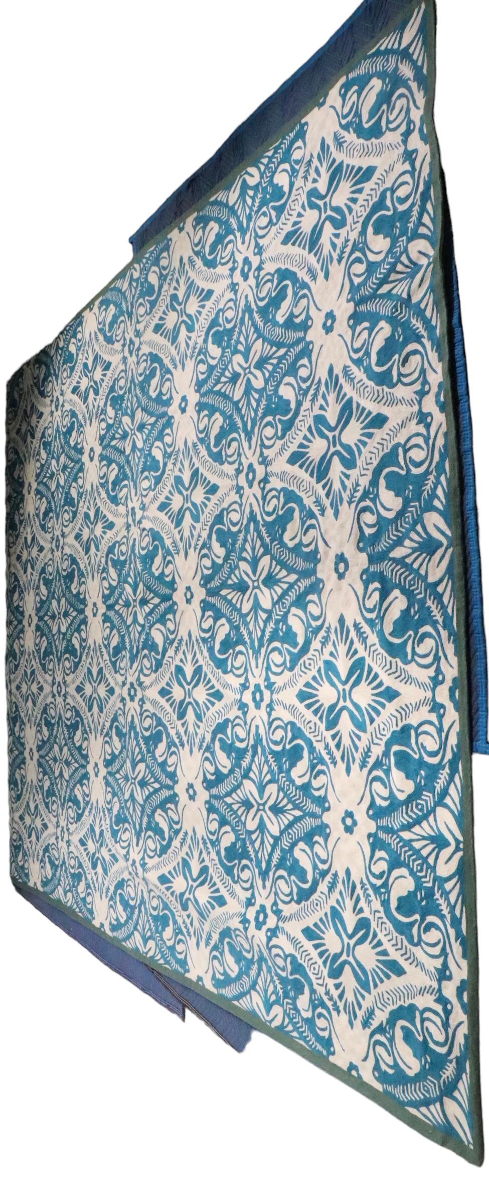 Spectaculaire grand tapis à tissage plat de Suzanne Sharp pour The Rug Company vers 2000 - 2020.  Le tapis se caractérise par un fond blanc cassé avec une  complexe sur toute la ligne  sarcelle, nous pensons que ce motif s'appelle  Cyprès.  Cet