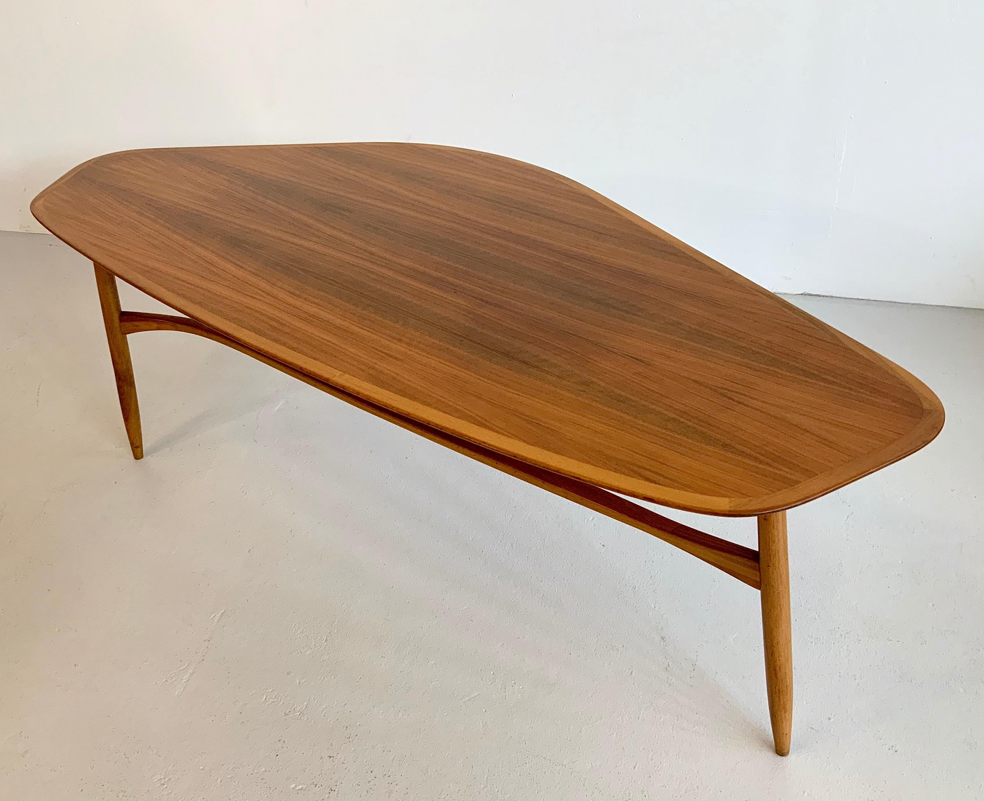 Scandinave moderne Grande table basse incurvée en noyer de Svante Skogh pour Laauser, années 1950 en vente