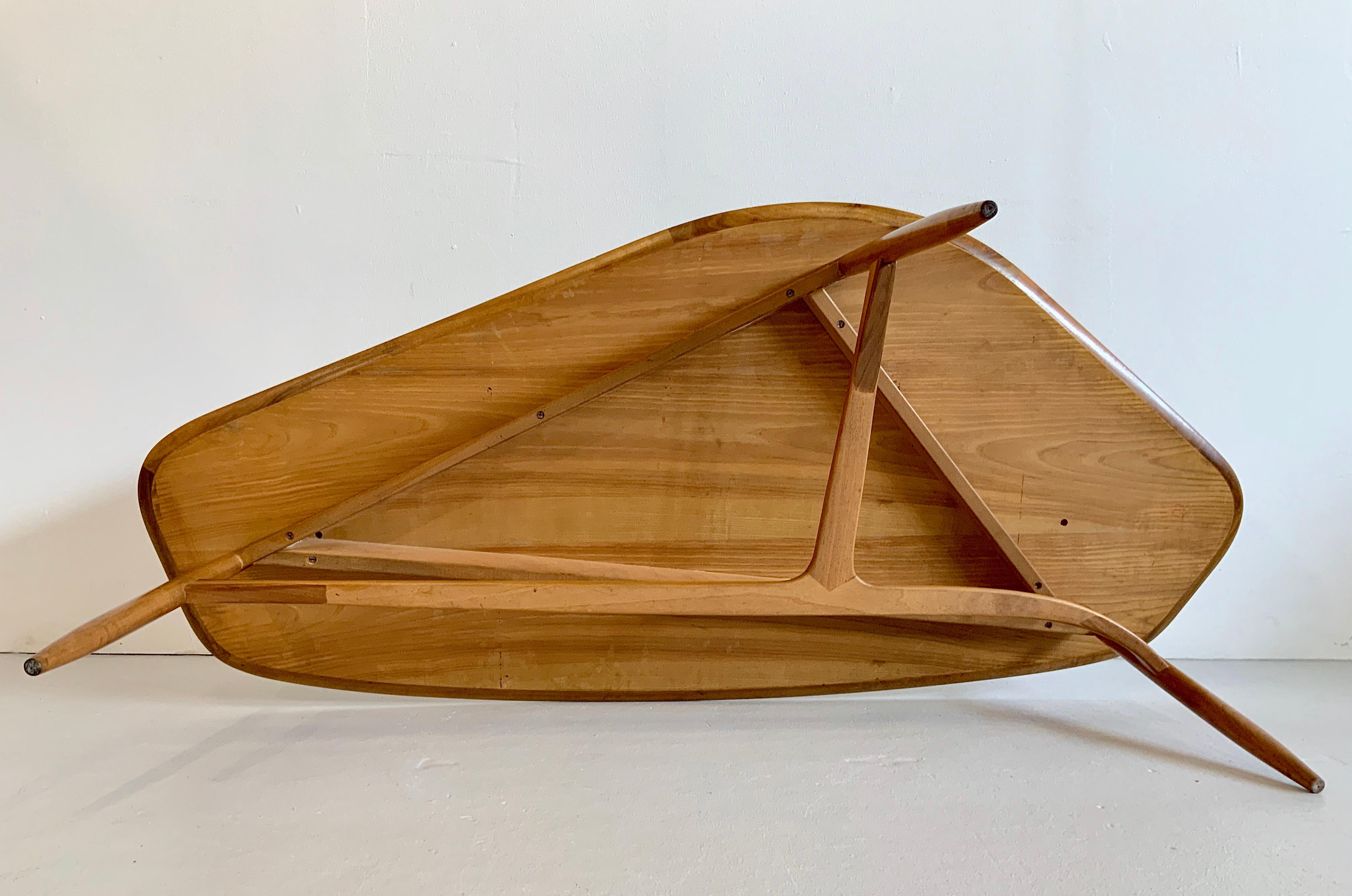 Grande table basse incurvée en noyer de Svante Skogh pour Laauser, années 1950 en vente 1