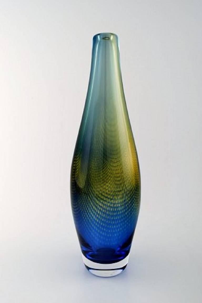 Large Sven Palmqvist, Orrefors Kraka art glass vase, net pattern in blue and yellow-green.
Signed Orrefors, pu 3364, Sven Palmqvist.
In very good condition.
Measure: Height 33 cm.