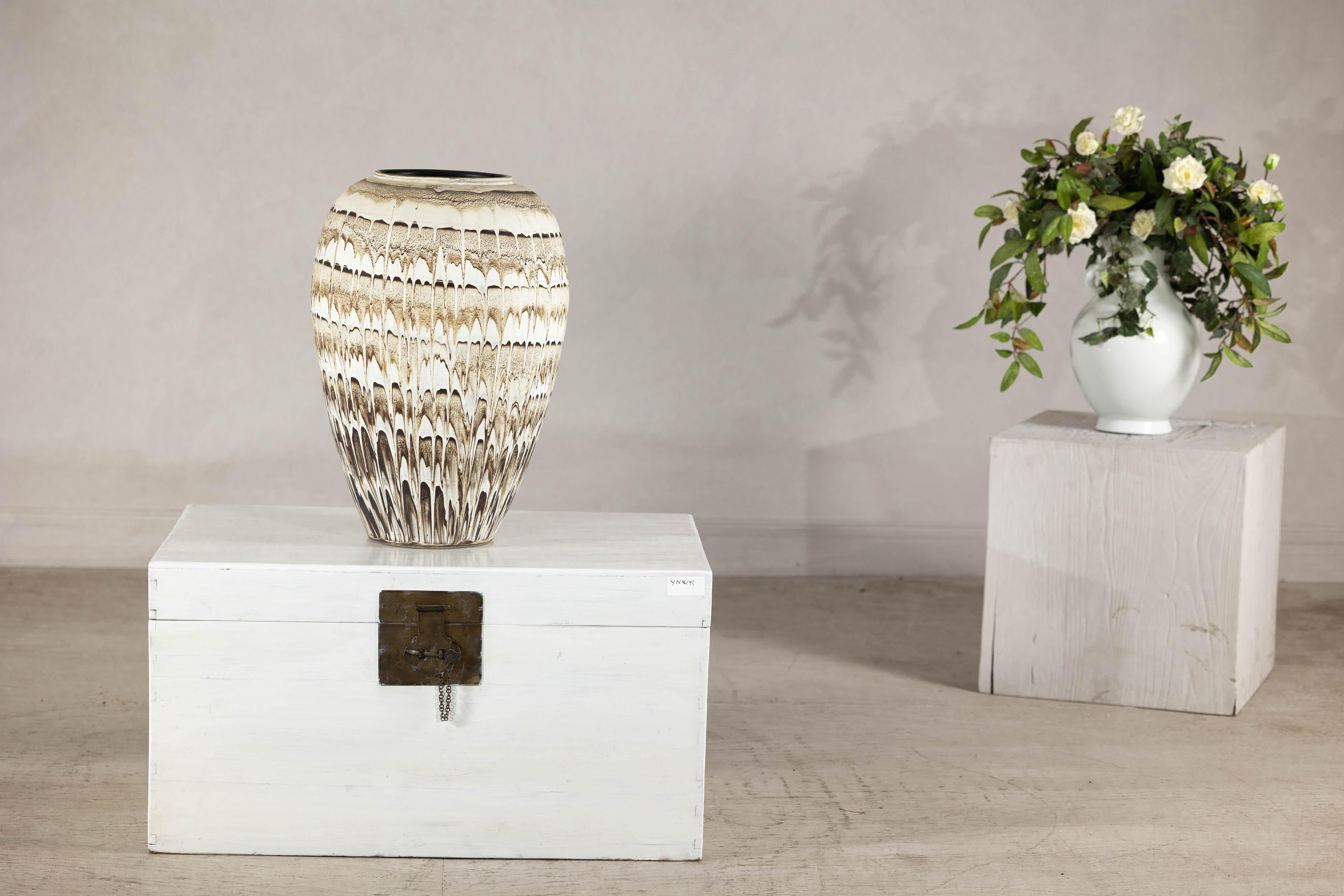Asiatique Grande jardinière en céramique de style Swankhalok avec motif de glaçure trempée en vente