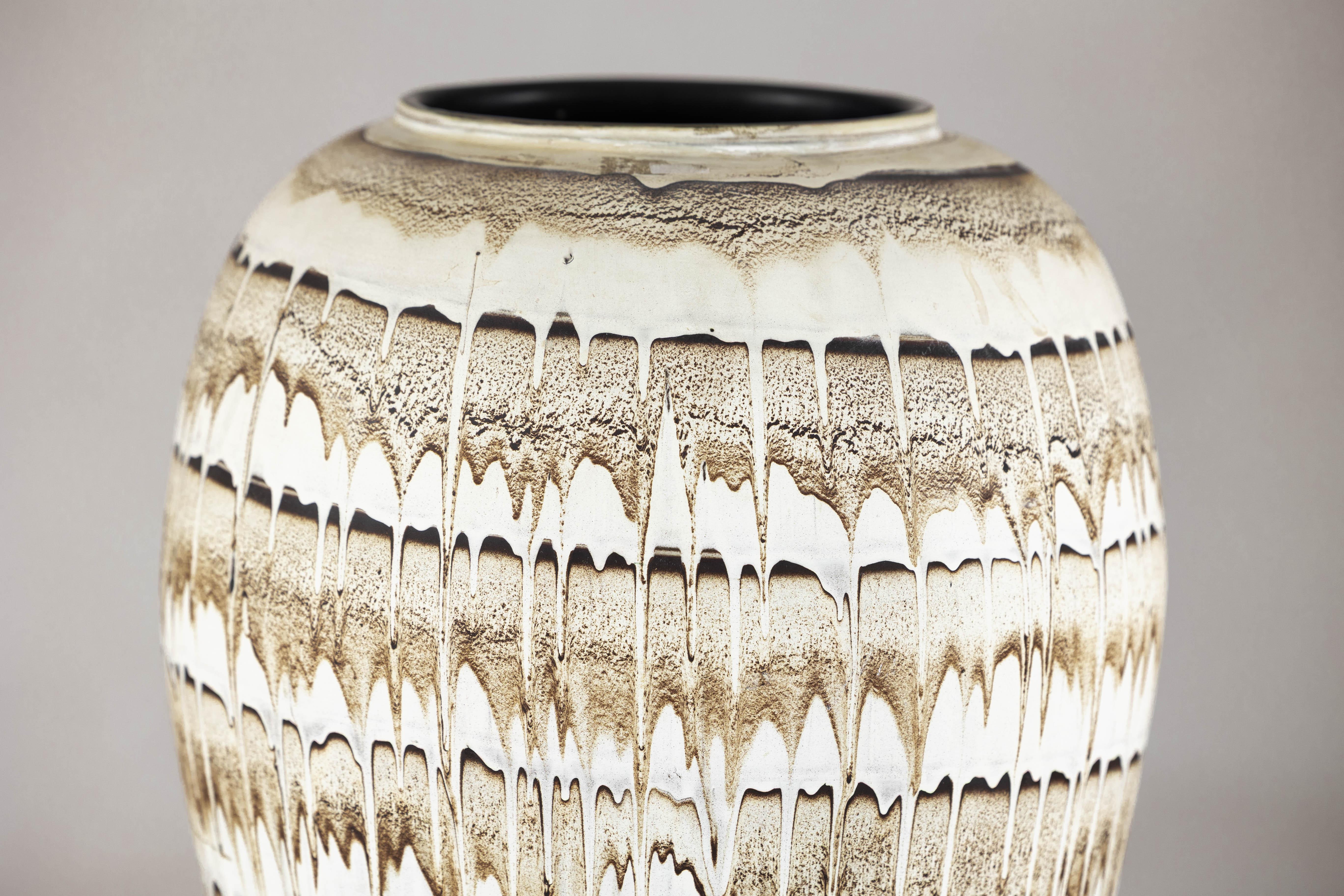 20ième siècle Grande jardinière en céramique de style Swankhalok avec motif de glaçure trempée en vente