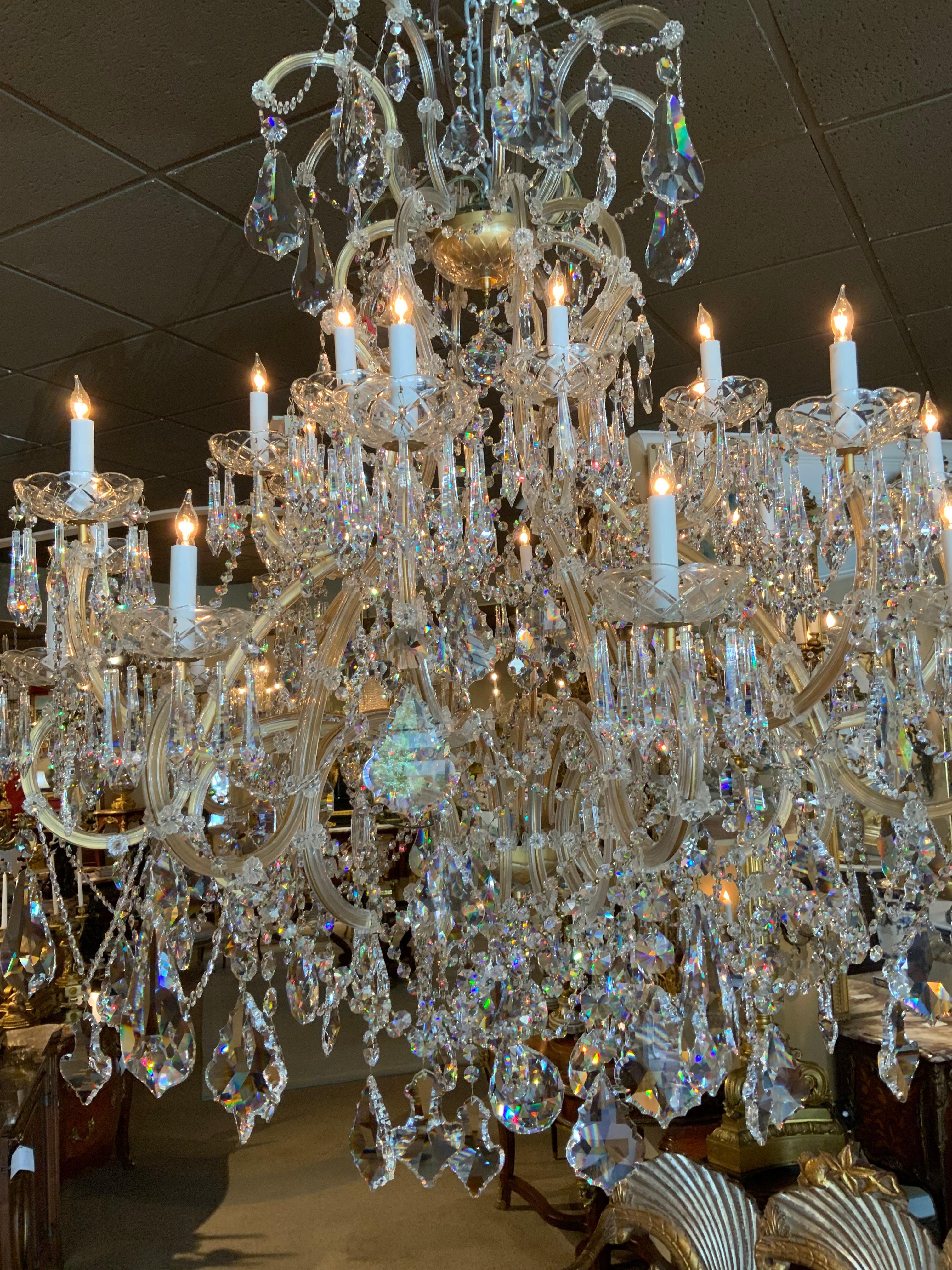 Grande lampadario Swarovski con 26 luci In condizioni ottime in vendita a Houston, TX
