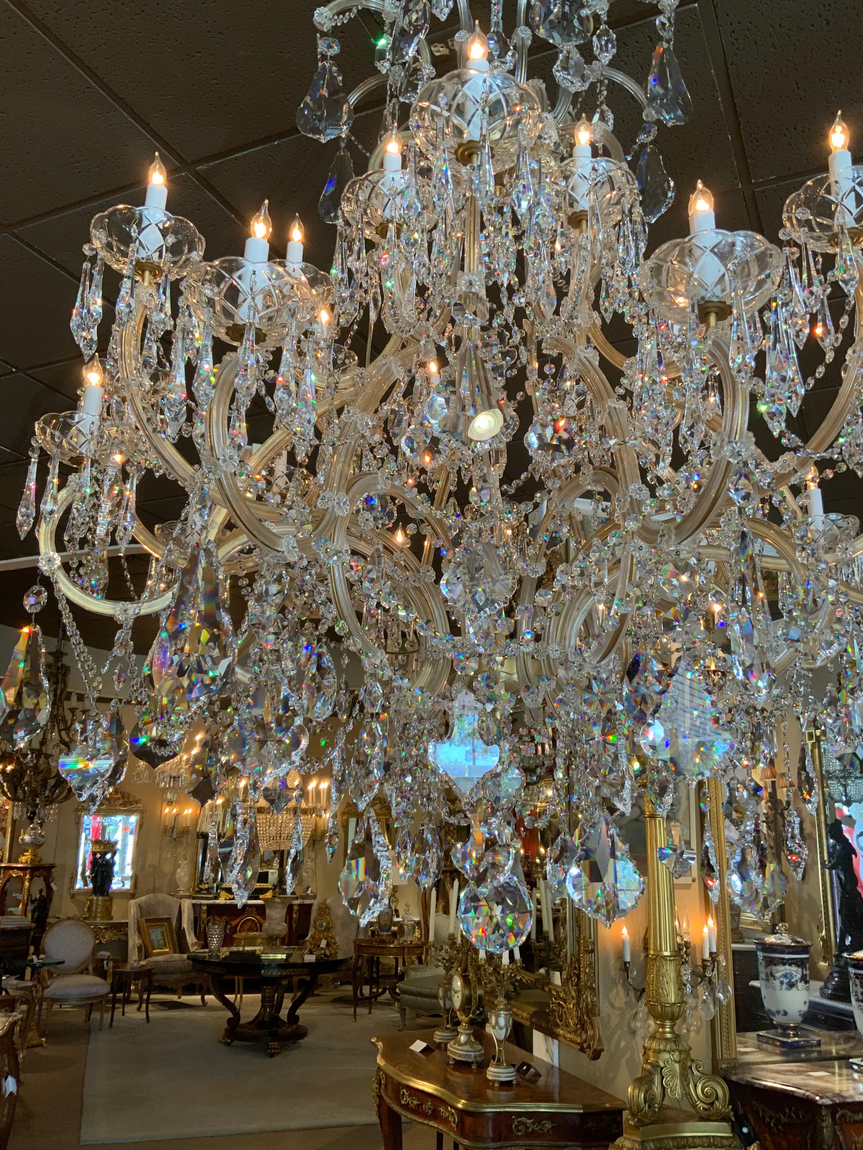XX secolo Grande lampadario Swarovski con 26 luci in vendita