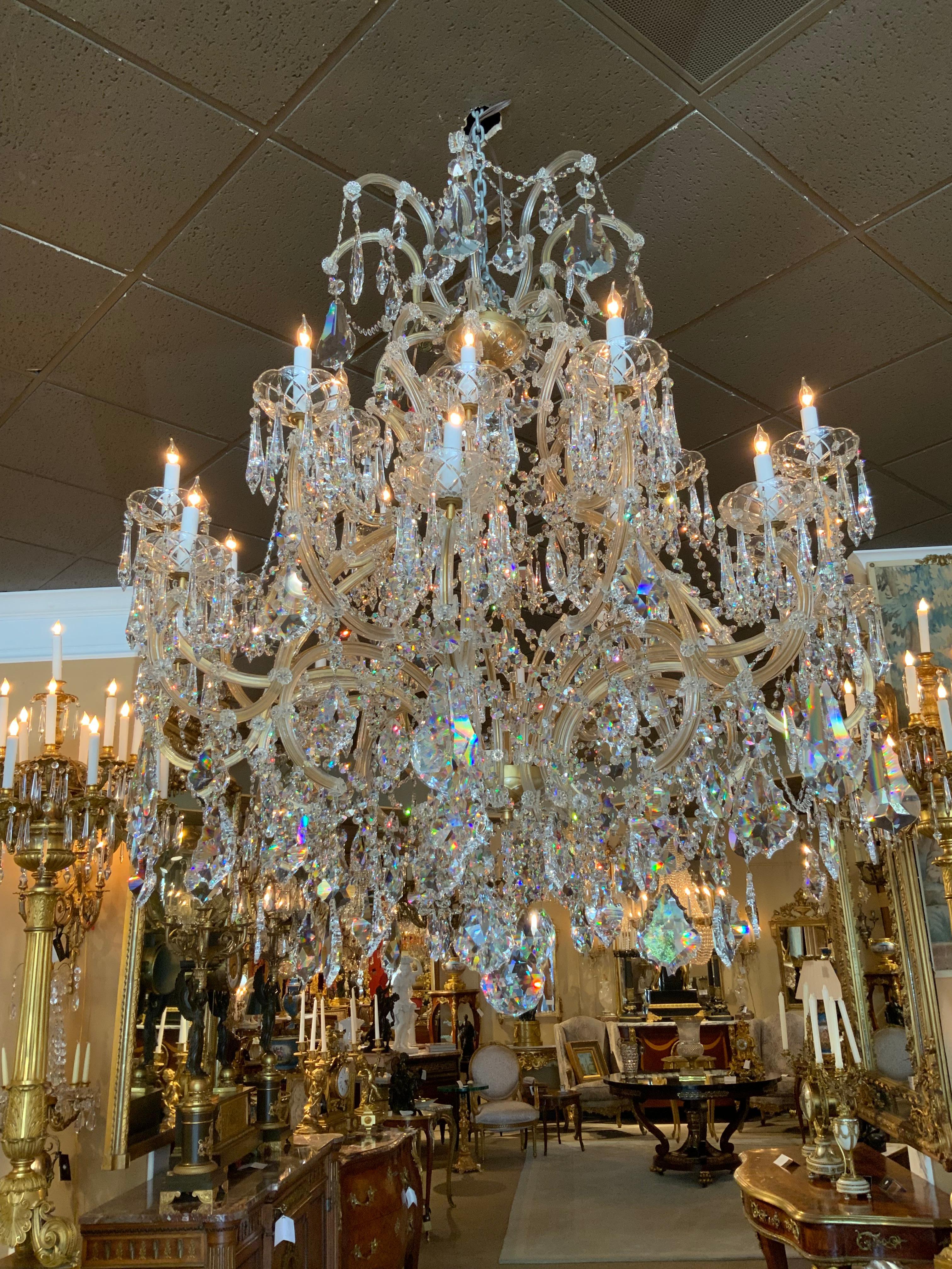 Cristallo Grande lampadario Swarovski con 26 luci in vendita