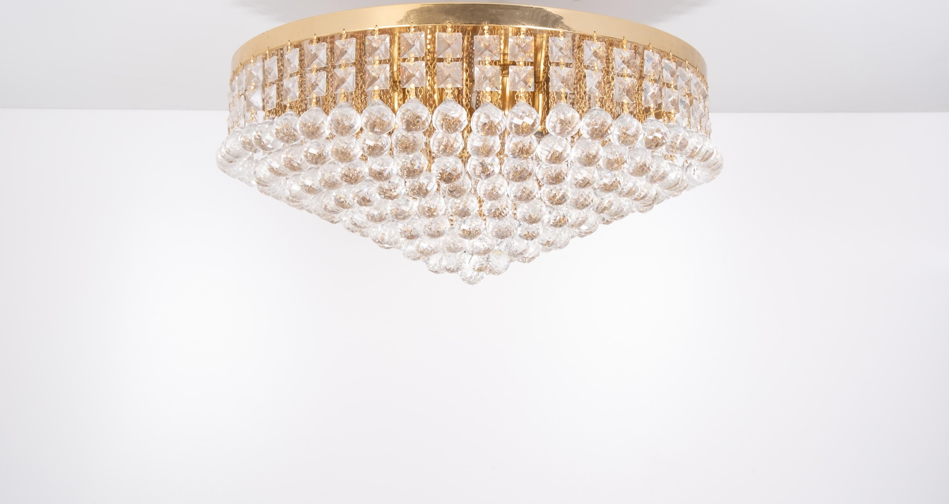 Stunning Chrystal ball chandelier. Over 300 hundred Chrystal balls. Hanging on brass chains, beautiful and
impressive chandelier, eight small socket bulbs. Brass base. Good condition.nothing missing.
One large 50 cm.
      
  