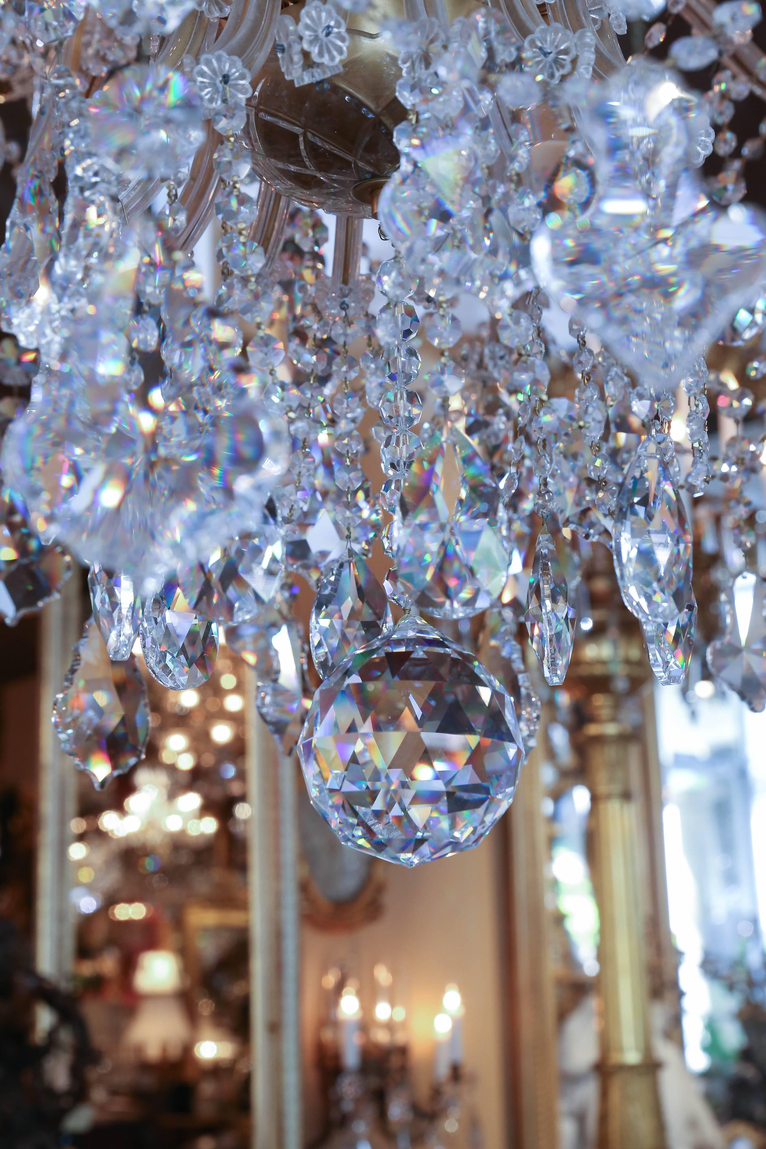 Autrichien Grand Lustre en Cristal Swarovski avec 24 Lumières en vente