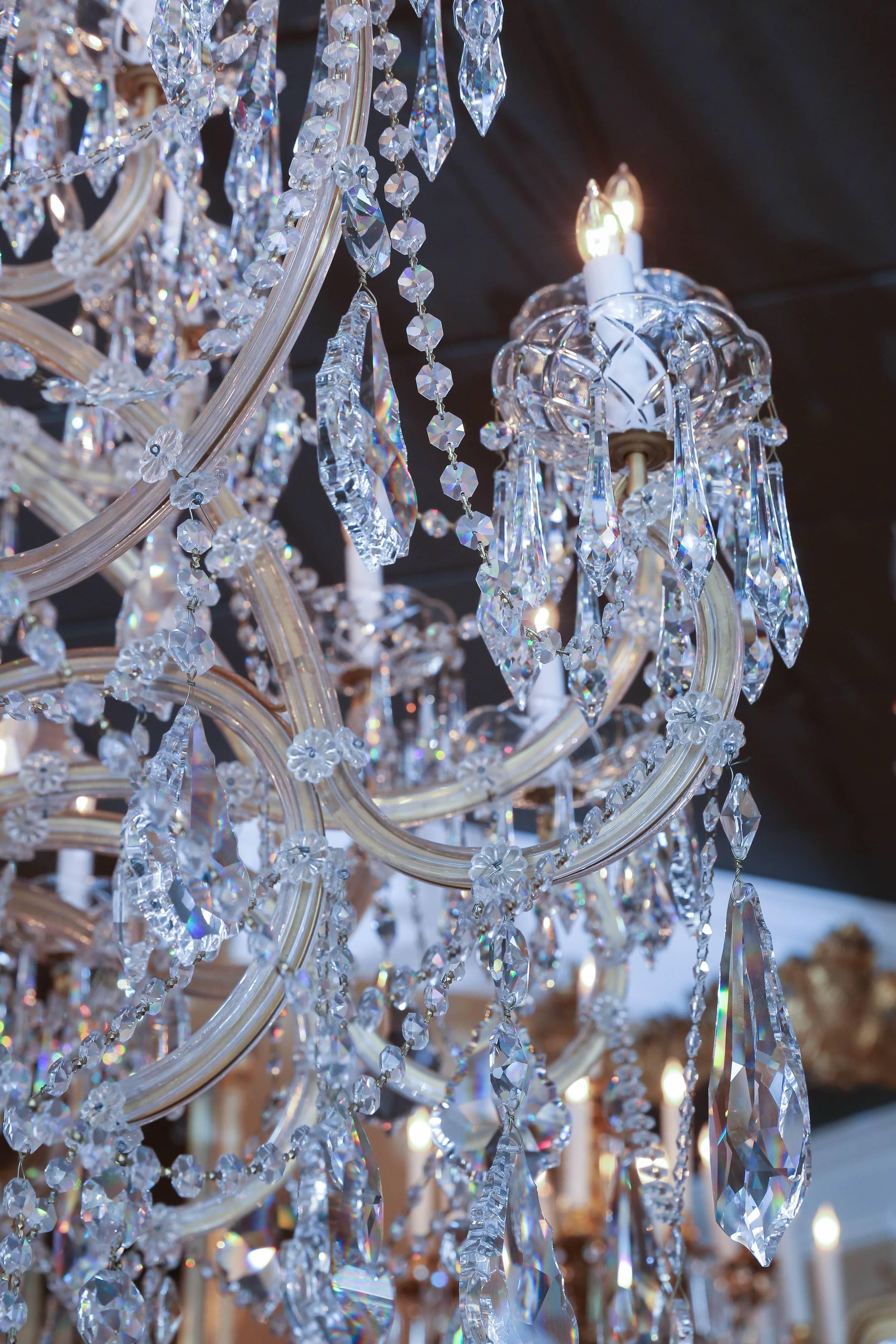 Großer Swarovski-Kristall-Kronleuchter mit 24 Lichtern im Zustand „Hervorragend“ im Angebot in Houston, TX