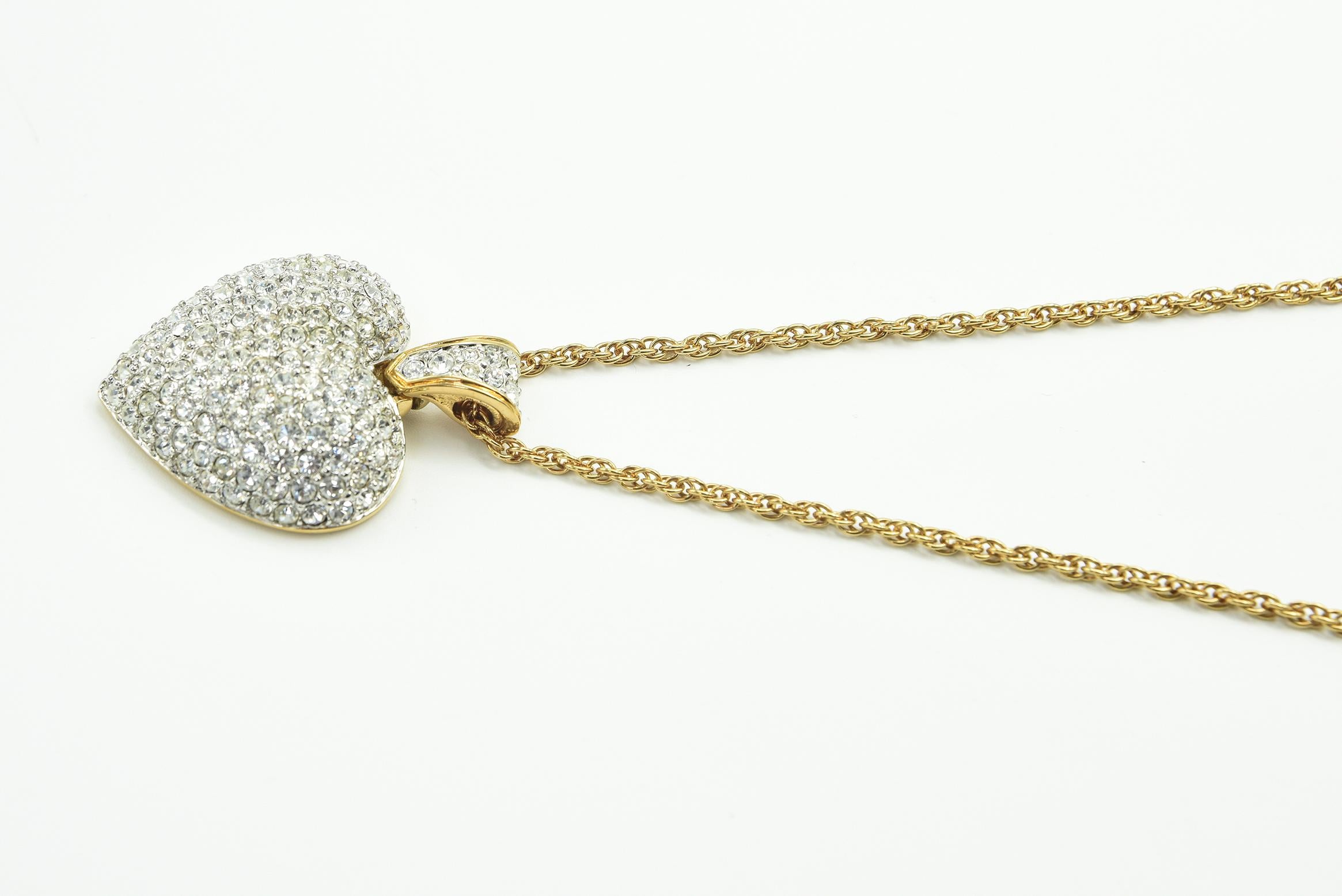 Großer Swarovski Pavé Kristall Puffy Heart Anhänger Halskette - Signiert für Damen oder Herren im Angebot