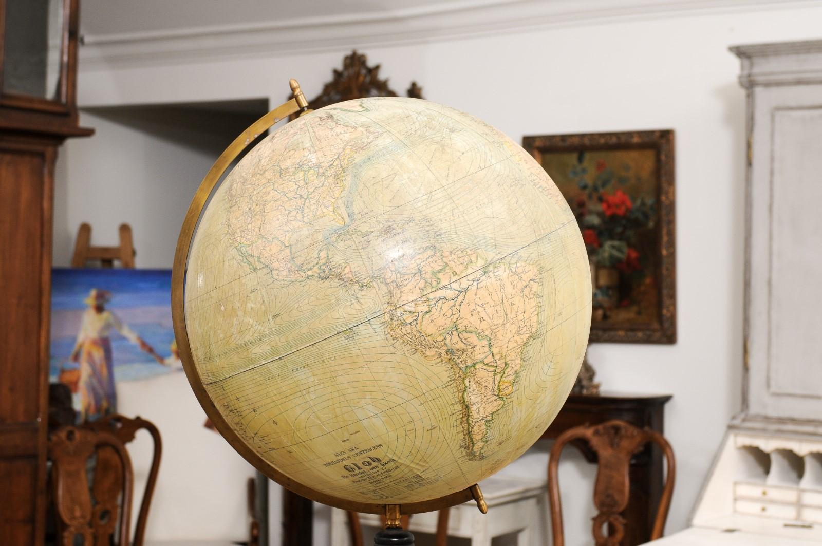 Grand globe terrestre autoportant suédois des années 1910 sur socle sculpté noir Bon état - En vente à Atlanta, GA