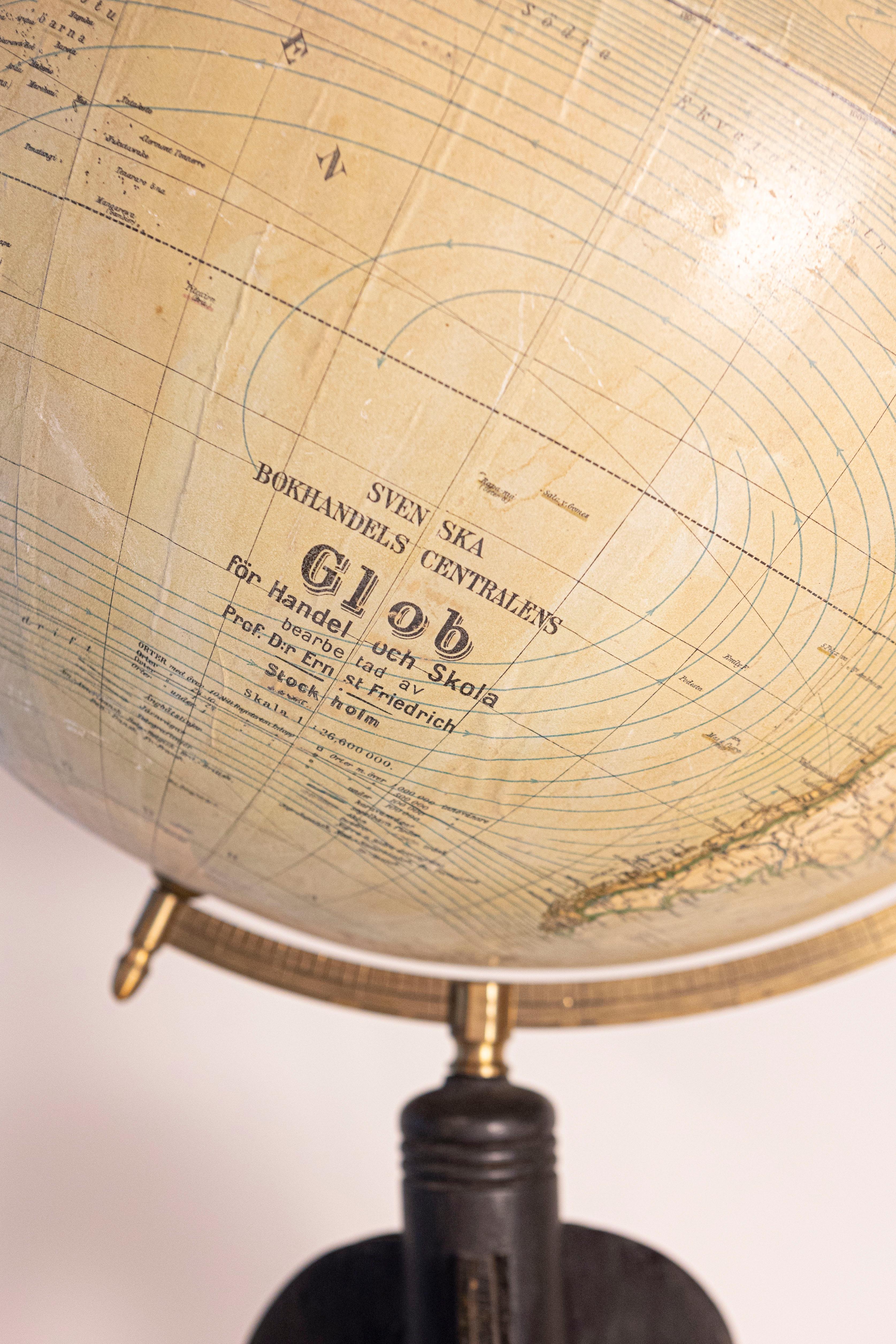 Gran globo terráqueo sueco de 1910 sobre base negra tallada siglo XX en venta