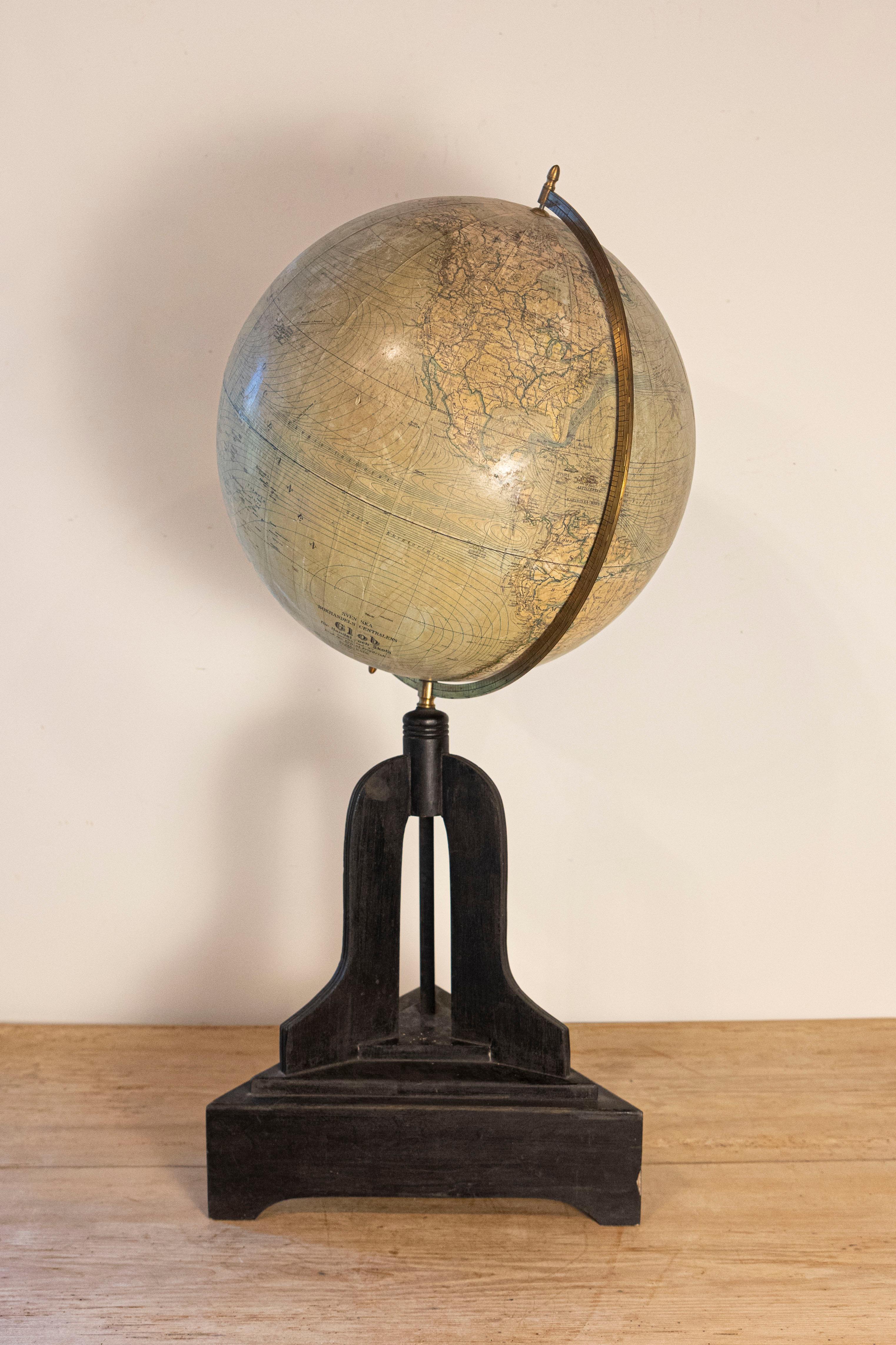 Gran globo terráqueo sueco de 1910 sobre base negra tallada Metal en venta