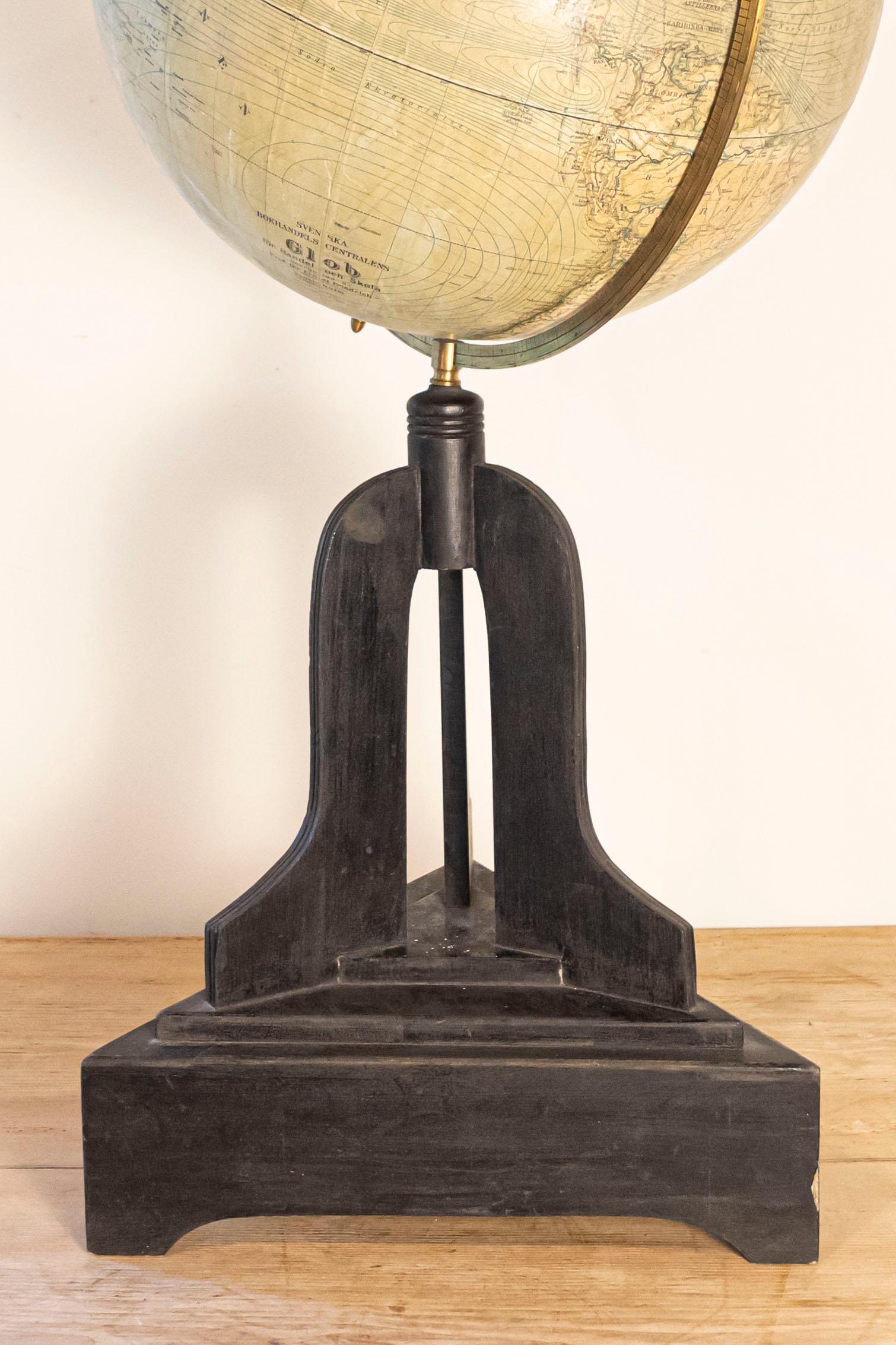 Gran globo terráqueo sueco de 1910 sobre base negra tallada en venta 1