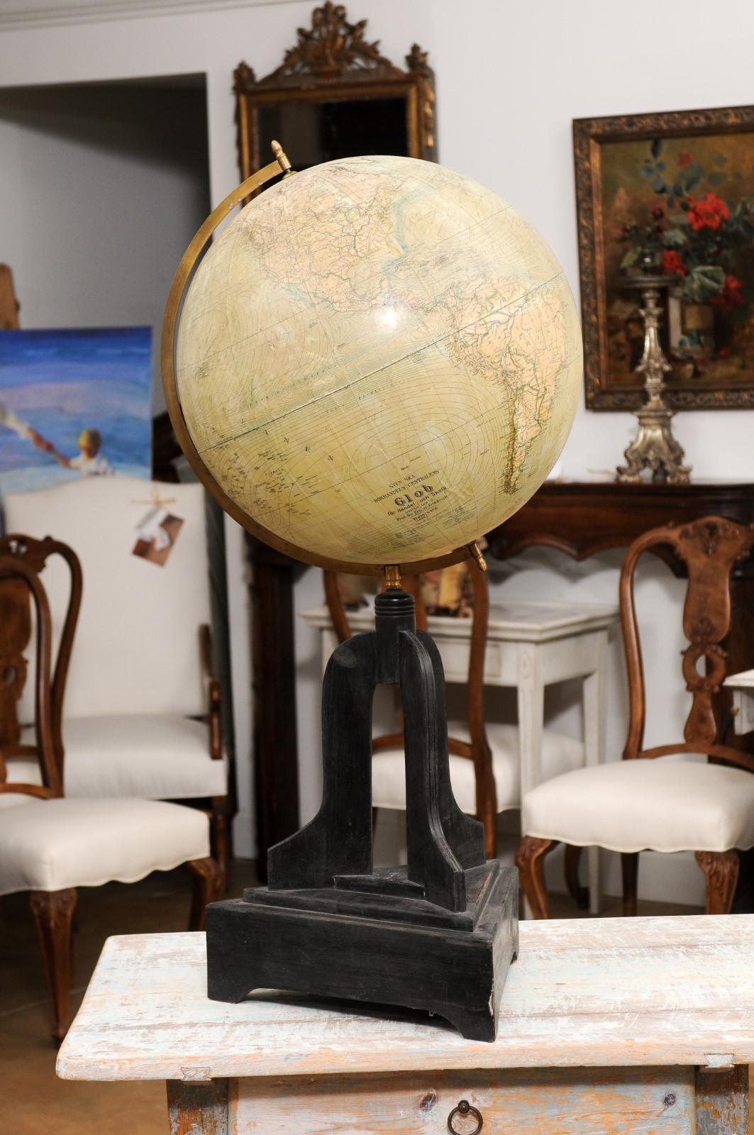 Grand globe terrestre autoportant suédois des années 1910 sur socle sculpté noir en vente 3