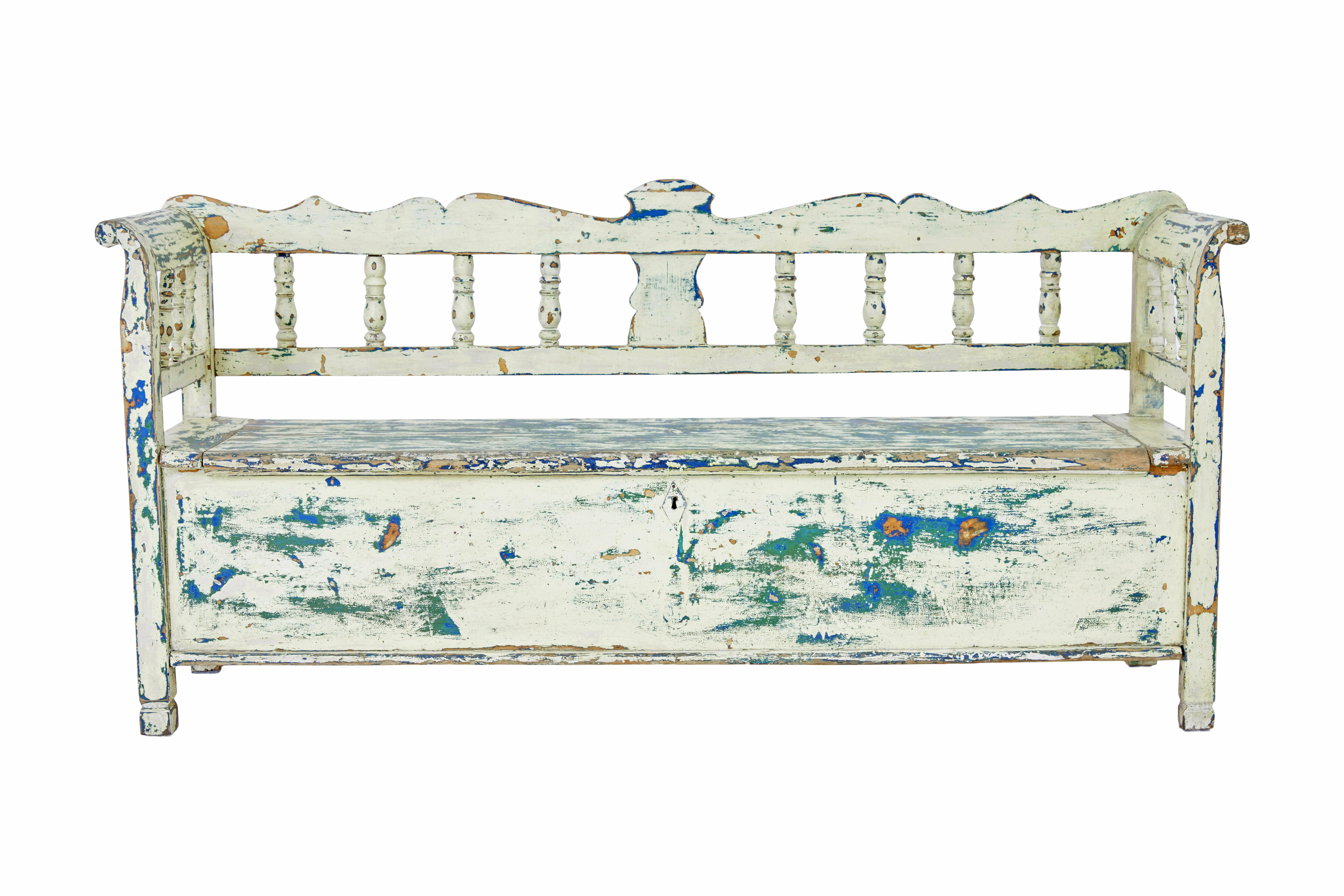 Große schwedische Bank aus bemalter Kiefer, 19. Jahrhundert, um 1890.

Hier stellen wir eine schwedisch lackierte Bank vor, die durch die verschiedenen Schichten der lebenslangen Farbe trocken geschabt wurde.

Geformte Rückenlehne mit halbierten