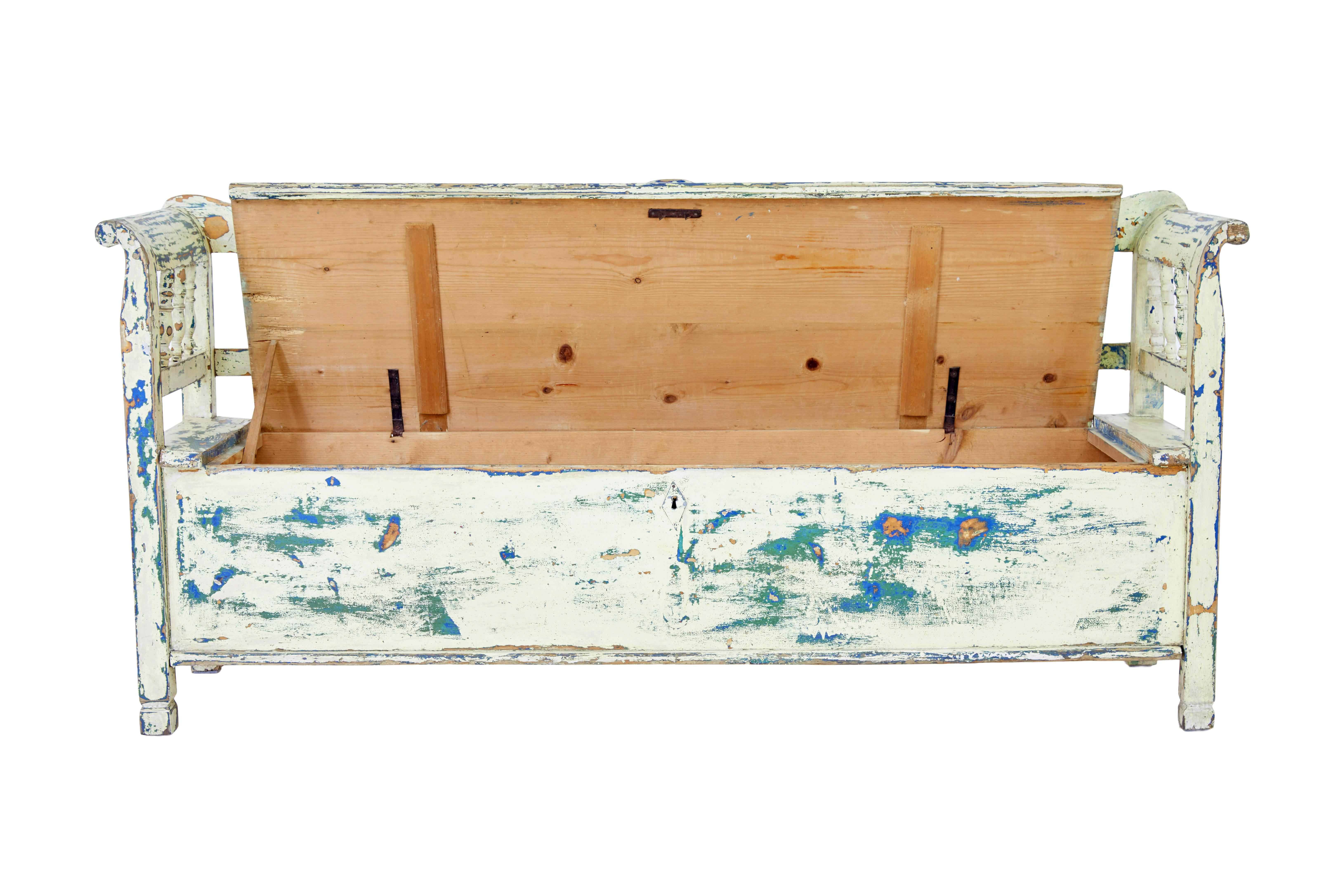 Gran banco sueco de pino pintado del siglo XIX, hacia 1890.

Aquí presentamos un banco sueco pintado que ha sido raspado en seco a través de sus diversas capas de pintura de toda la vida.

Respaldo perfilado con soportes de husillo semicortado, que