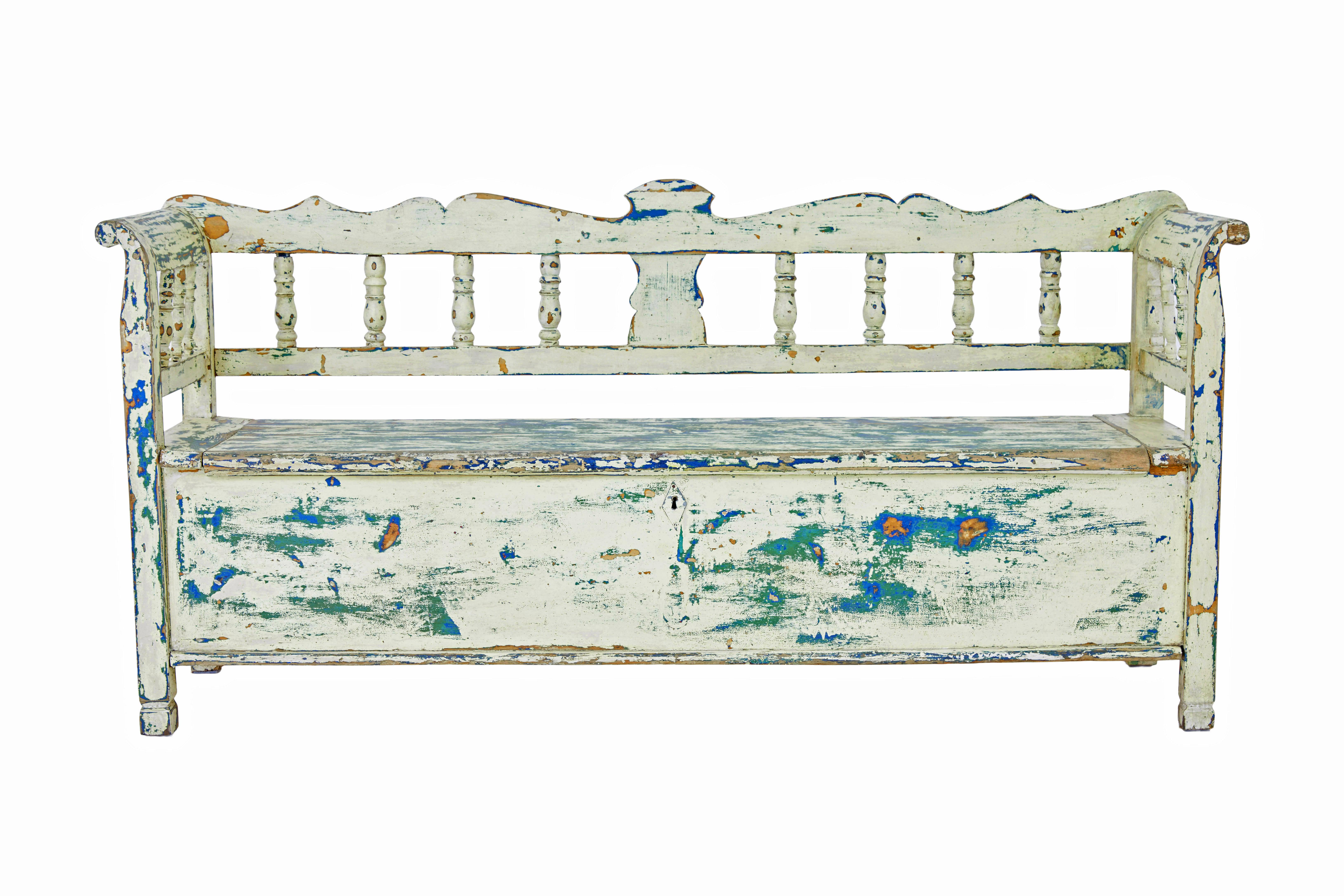 Grande panca svedese in pino dipinto del XIX secolo, circa 1890.

Qui ti presentiamo una panchina svedese dipinta che è stata raschiata a secco attraverso i suoi vari strati di vernice a vita.

Schienale sagomato con sostegni a fuso tagliati a metà,