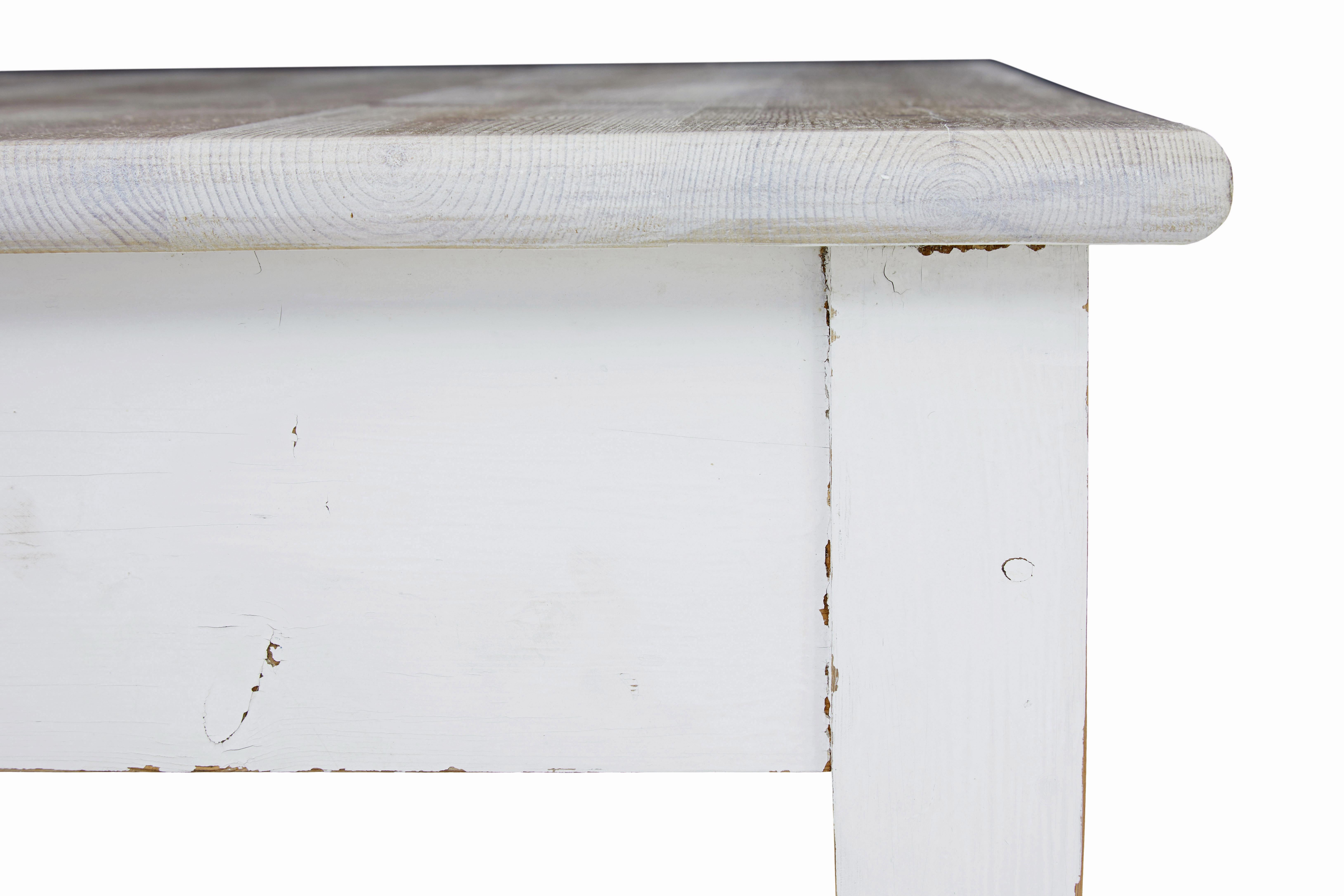Grande table de cuisine suédoise en pin peint du 19e siècle, vers 1890.

Table en pin massif de bonne qualité aux proportions généreuses.

Plateau en planches de pin qui se présente dans une finition chaulée claire.  Soutenue par un profond tablier