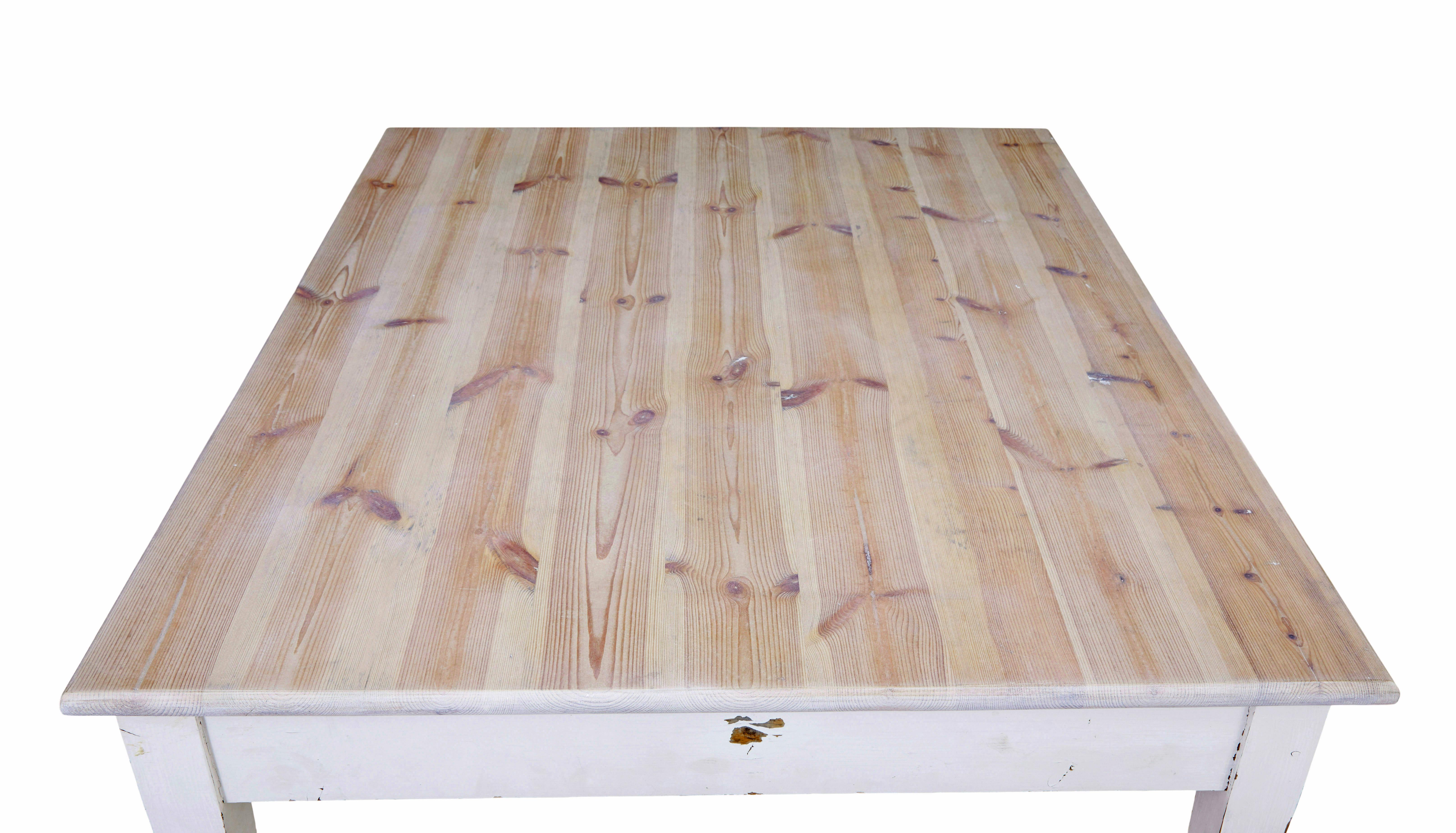 Suédois Grande table de cuisine suédoise en pin peint du 19e siècle en vente