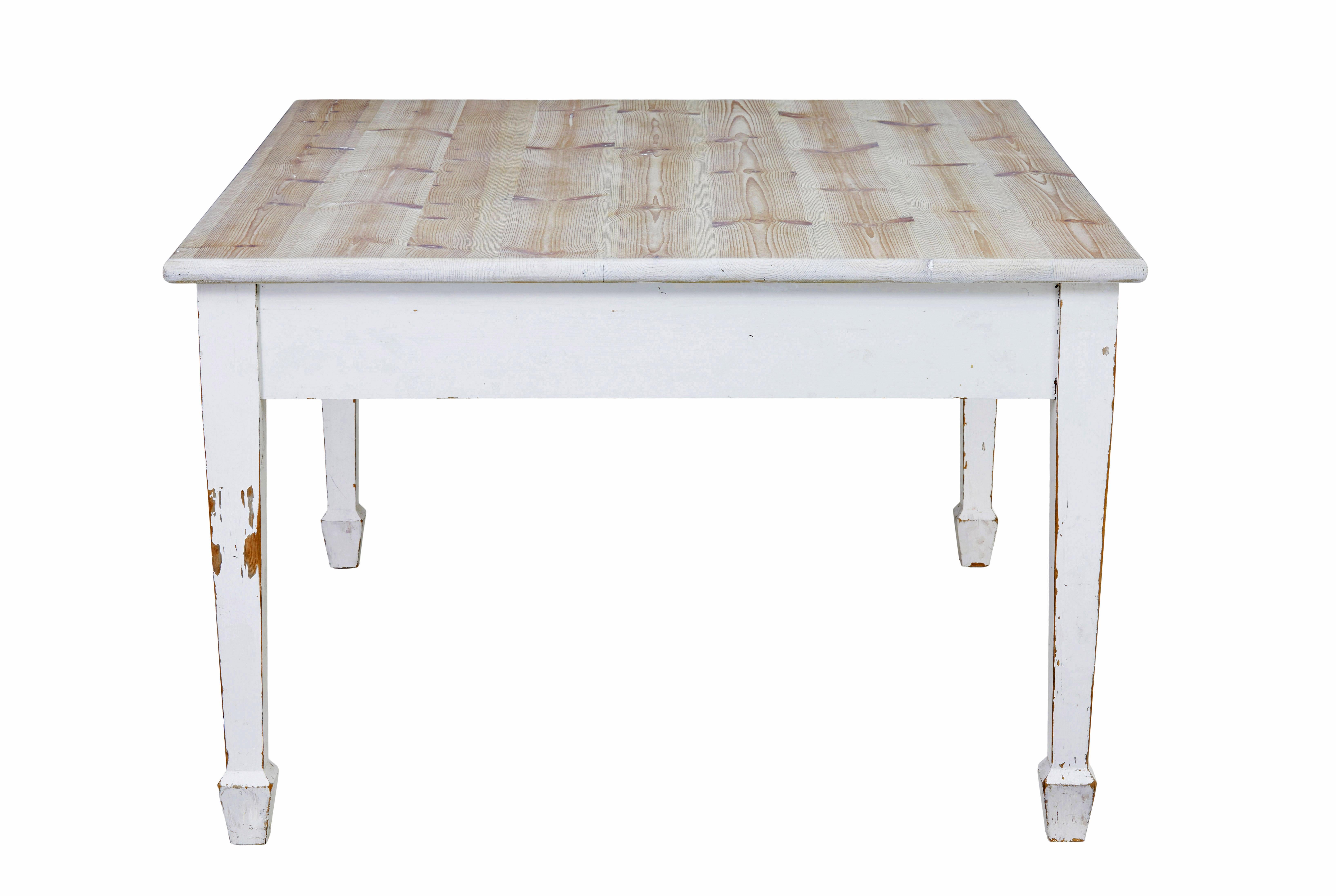 XIXe siècle Grande table de cuisine suédoise en pin peint du 19e siècle en vente