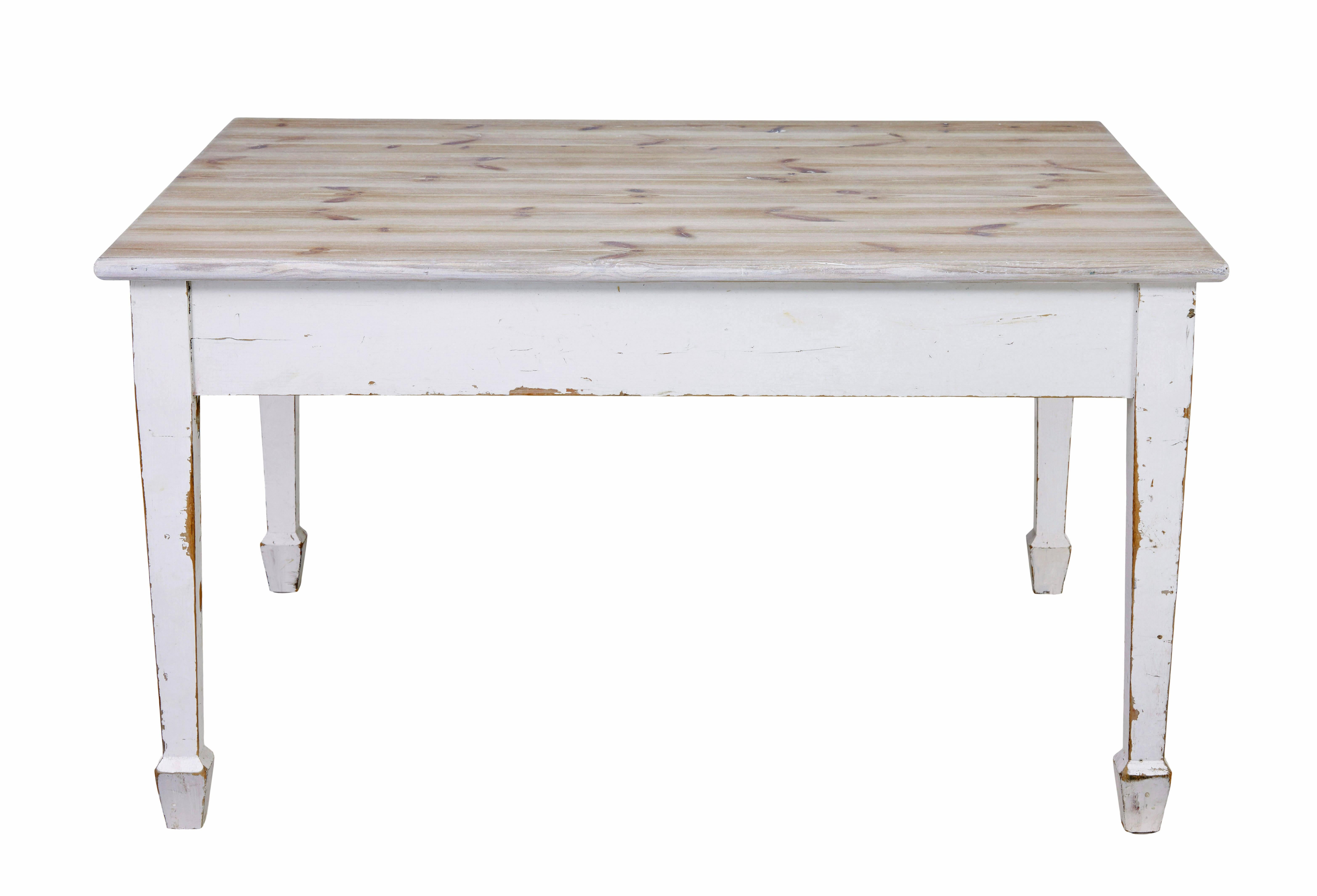 Pin Grande table de cuisine suédoise en pin peint du 19e siècle en vente