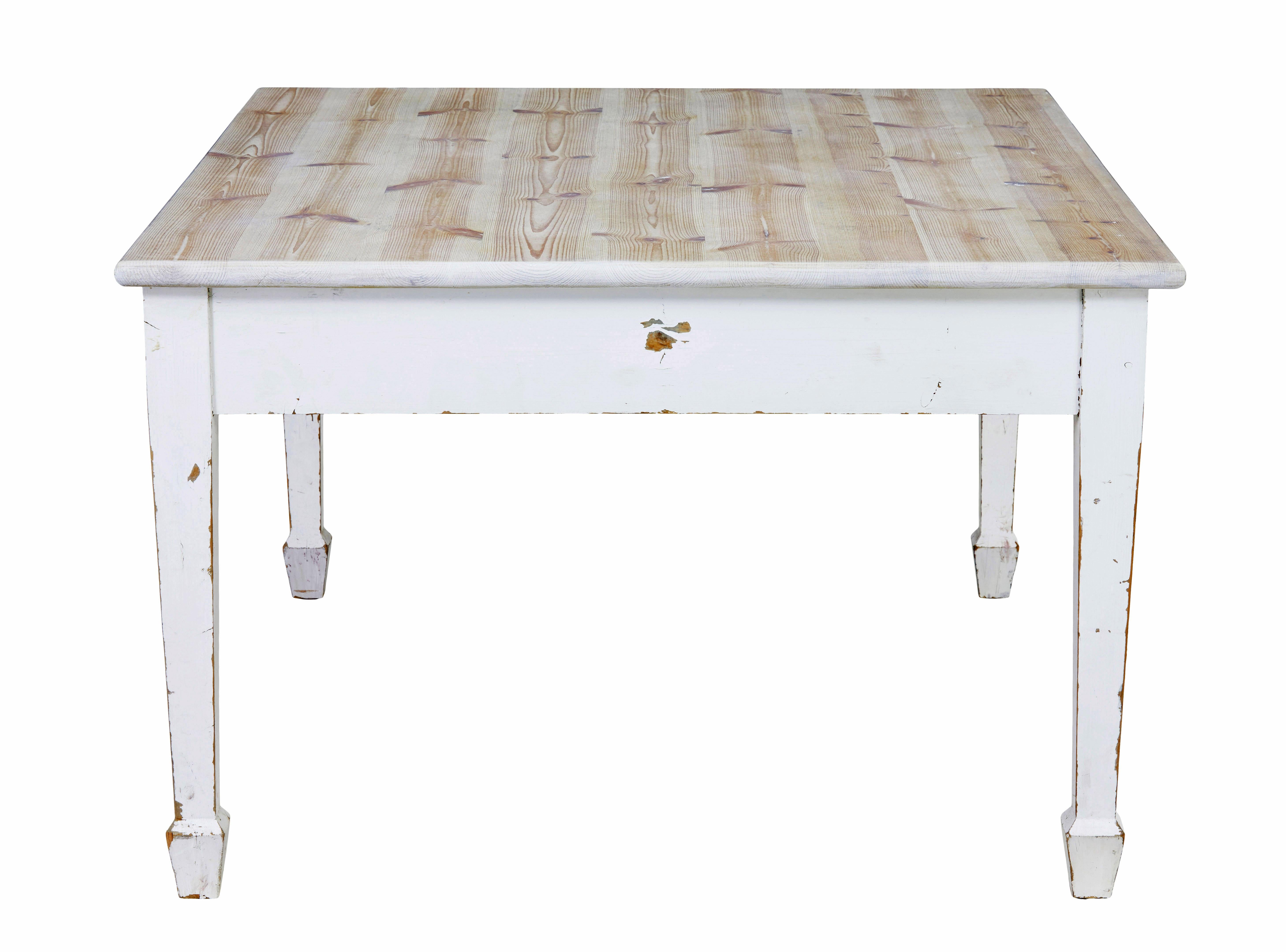 Grande table de cuisine suédoise en pin peint du 19e siècle en vente 1