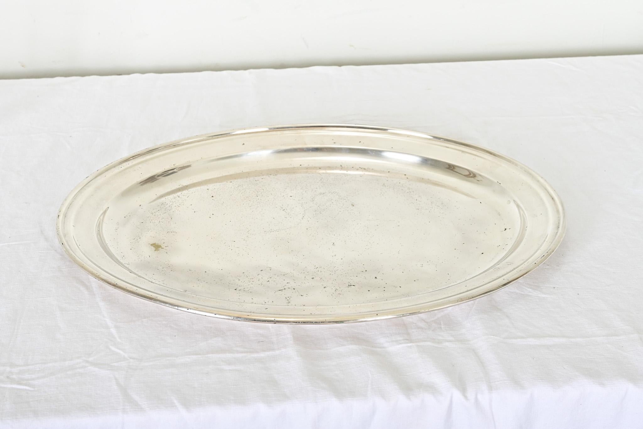 Grand plat ovale en métal argenté de GAB Suède, 19e siècle - une pièce intemporelle et indispensable pour tous les invités, des hors-d'œuvre aux cocktails. La face inférieure porte des poinçons indiquant le nom de l'orfèvre et l'acronyme de