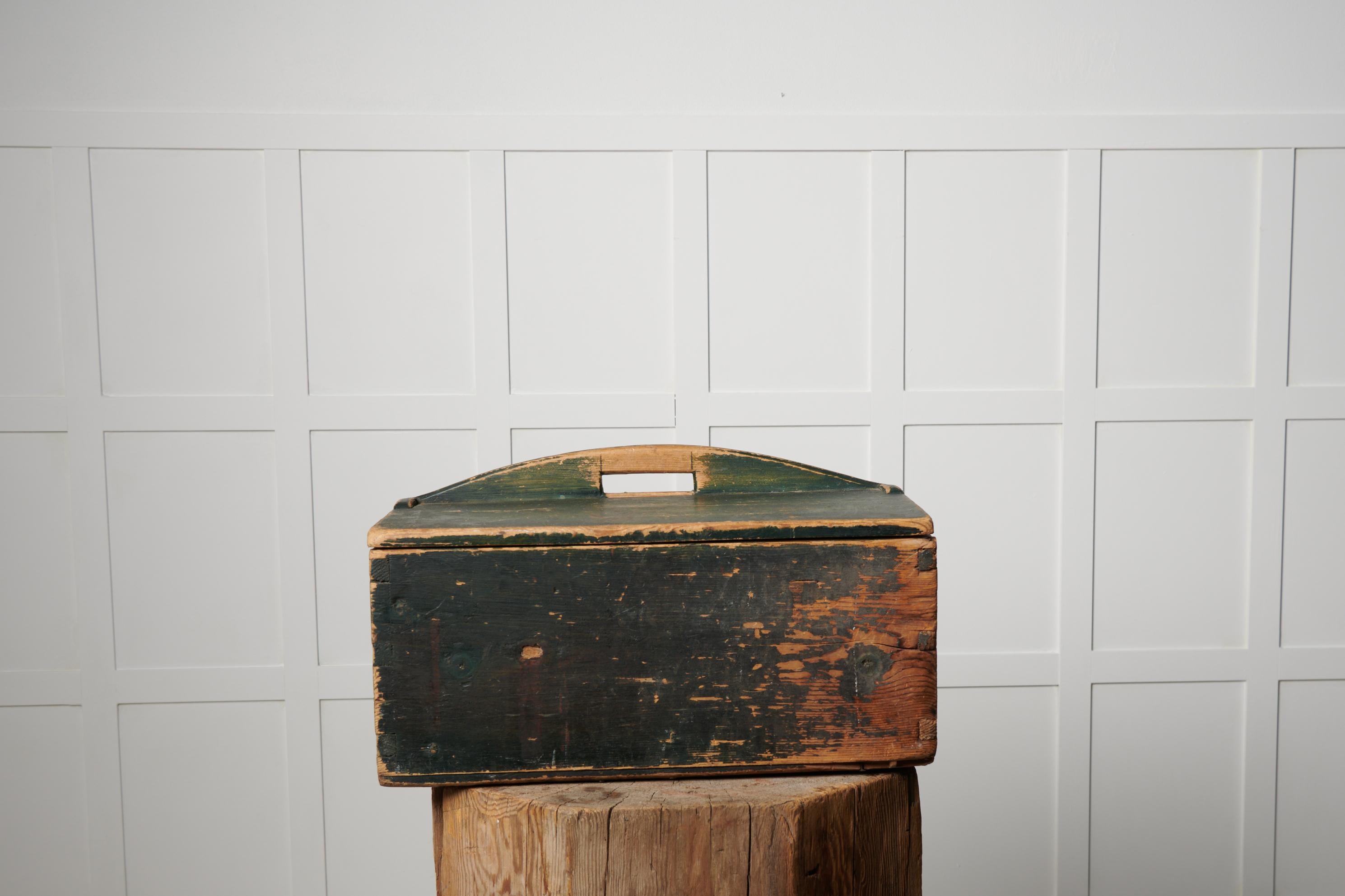 Antiker schwedischer Mehlkasten, handgefertigt aus massivem Kiefernholz. Die Schachtel stammt aus Nordschweden und wurde um die Mitte des 19. Jahrhunderts, 1840 bis 1850, hergestellt. Die Schachtel ist in unversehrtem Originalzustand mit einigen