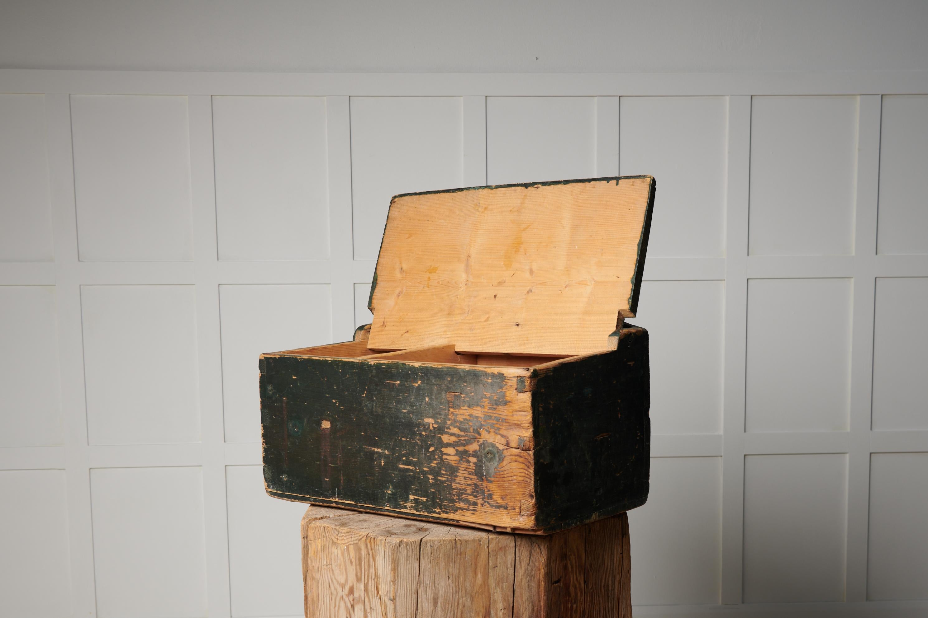 Große schwedische antike Volkskunst Hand Made Kiefer Mehl Box  (Handgefertigt) im Angebot