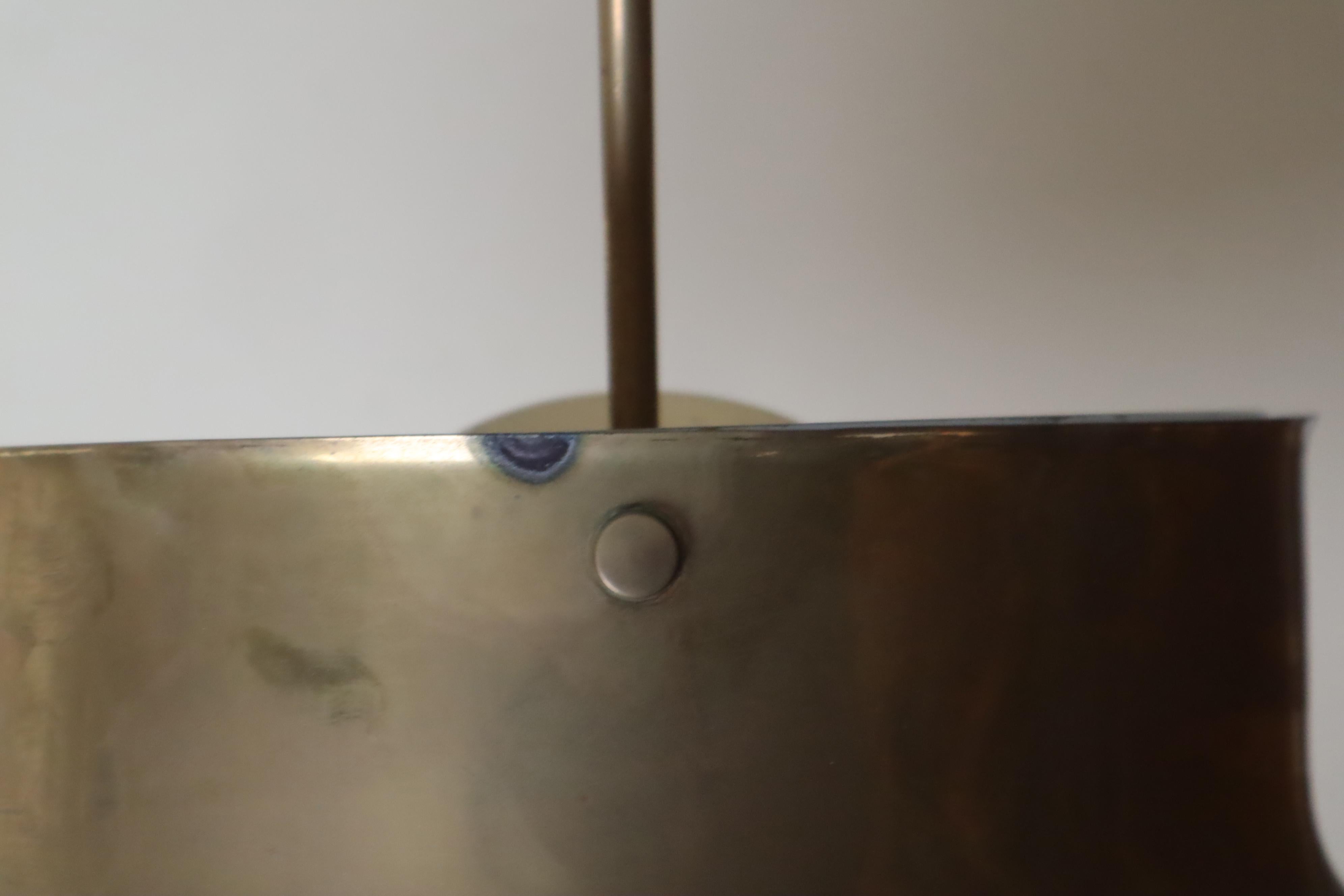 Fait à la machine Grand pendentif suédois Bumling en laiton par Anders Pherson pour Atelje Lyktan en vente