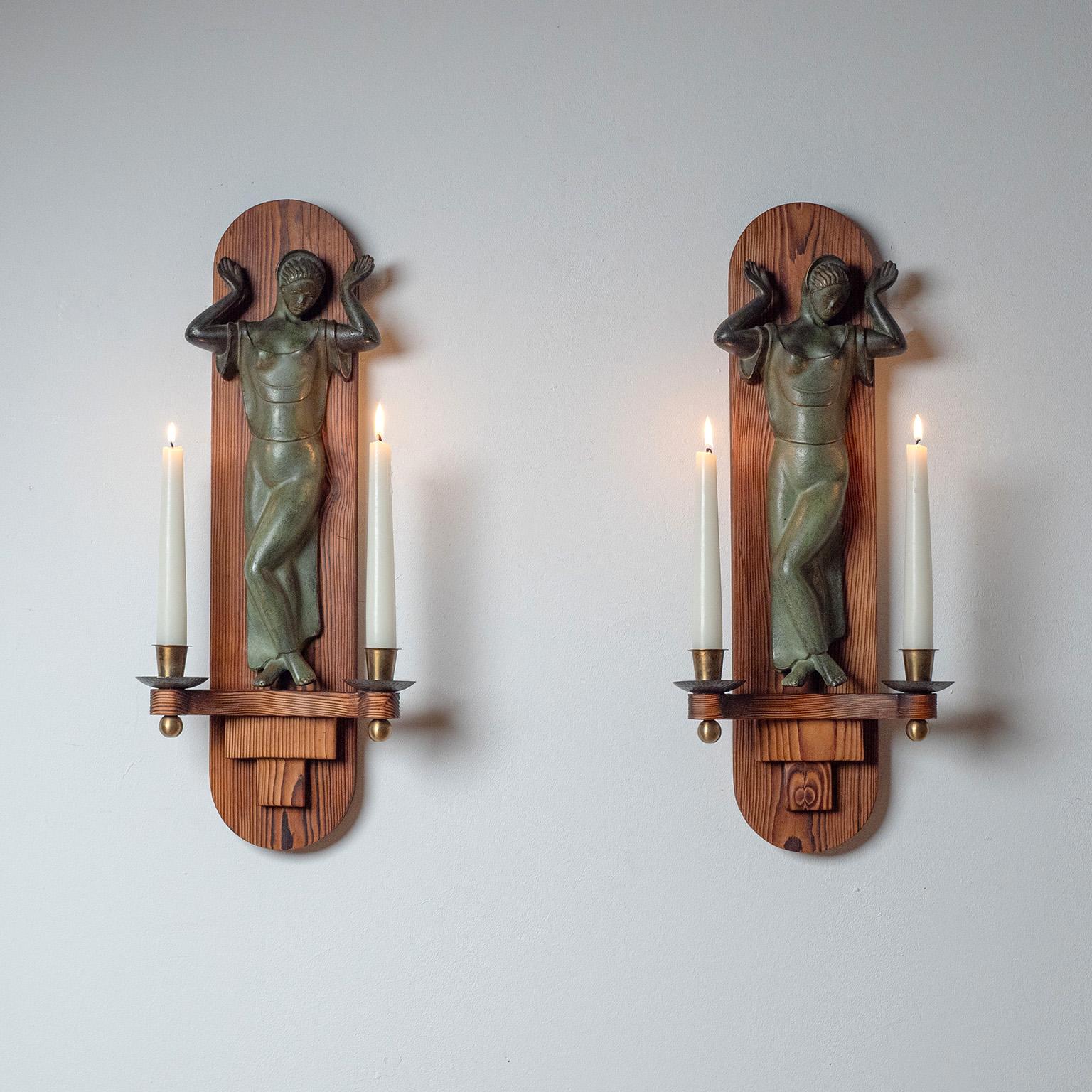 Große schwedische Kerzenleuchter aus Bronze und Kiefer, 1930er Jahre im Angebot 4