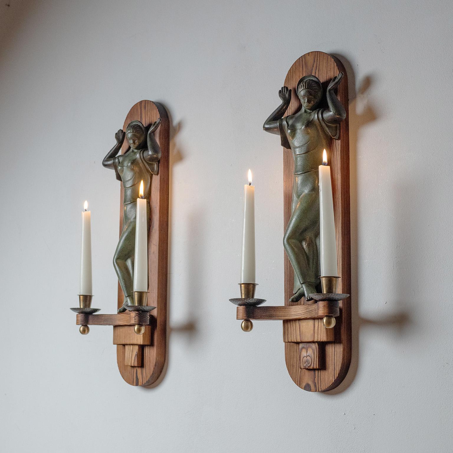 Große schwedische Kerzenleuchter aus Bronze und Kiefer, 1930er Jahre (Art déco) im Angebot