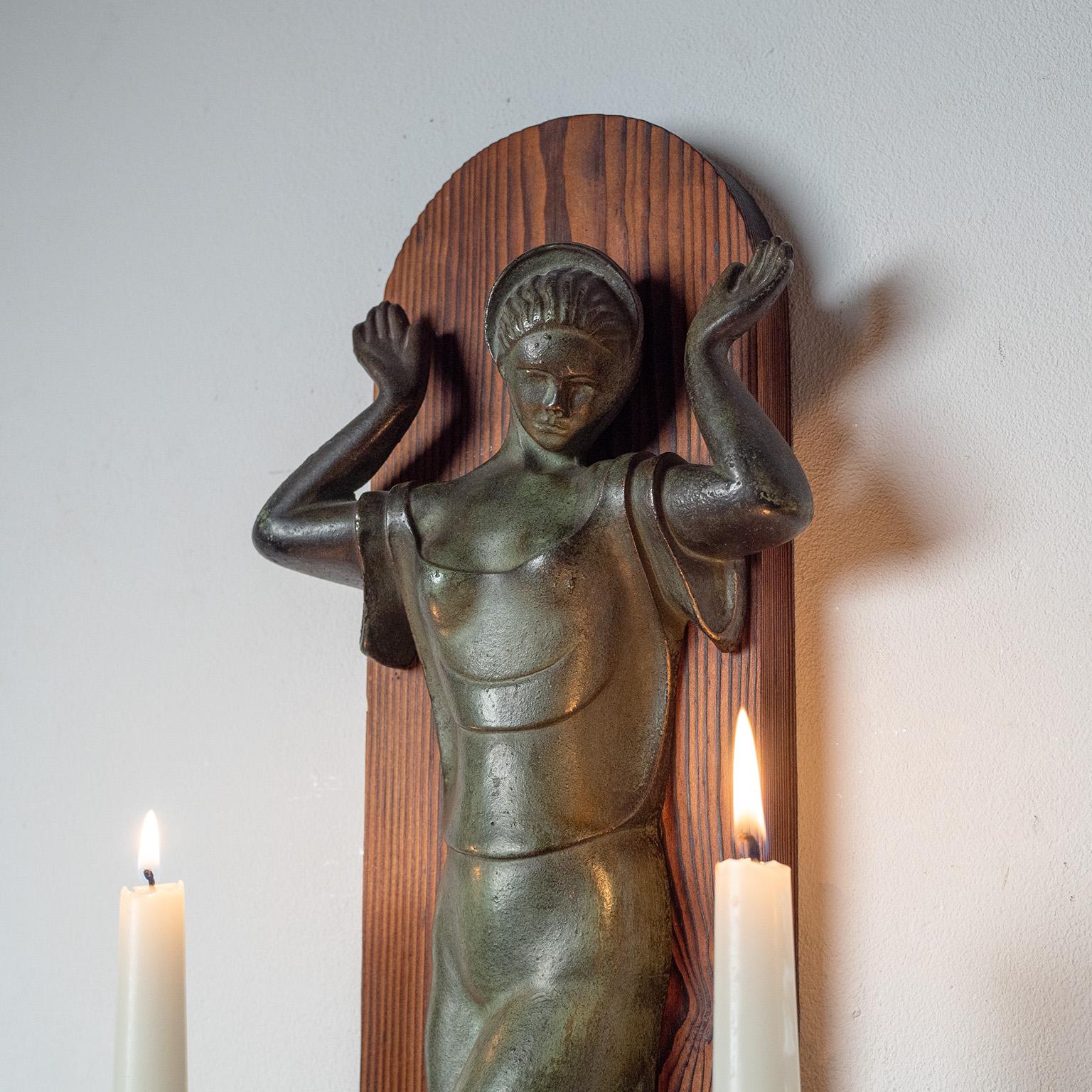 Große schwedische Kerzenleuchter aus Bronze und Kiefer, 1930er Jahre (Schwedisch) im Angebot