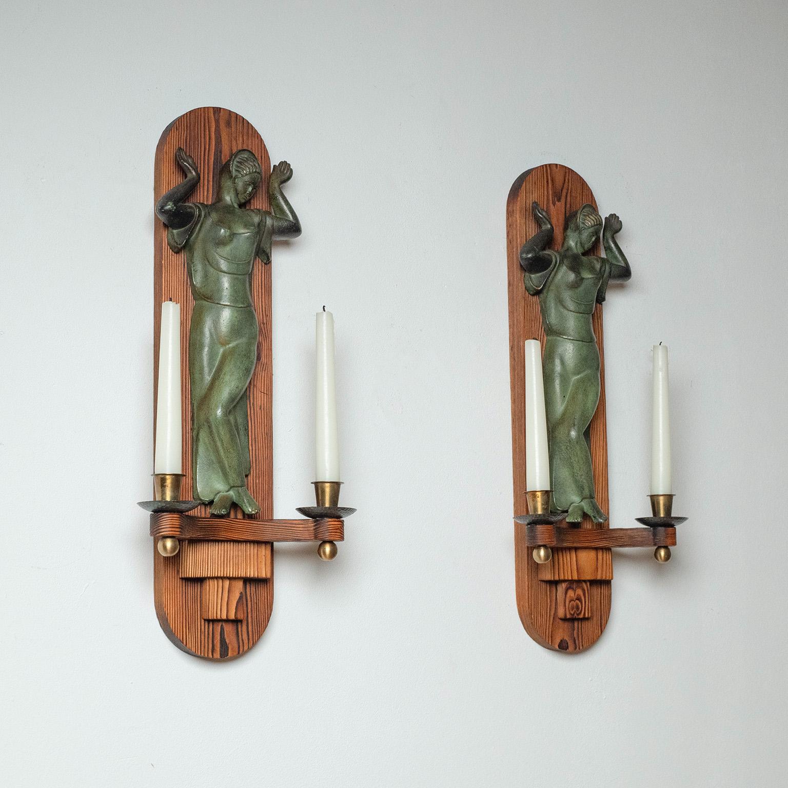 Große schwedische Kerzenleuchter aus Bronze und Kiefer, 1930er Jahre im Zustand „Gut“ im Angebot in Vienna, AT