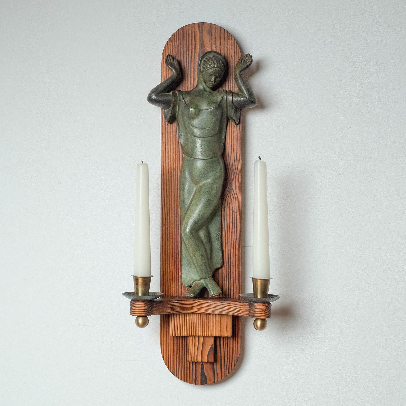 Große schwedische Kerzenleuchter aus Bronze und Kiefer, 1930er Jahre (Mitte des 20. Jahrhunderts) im Angebot