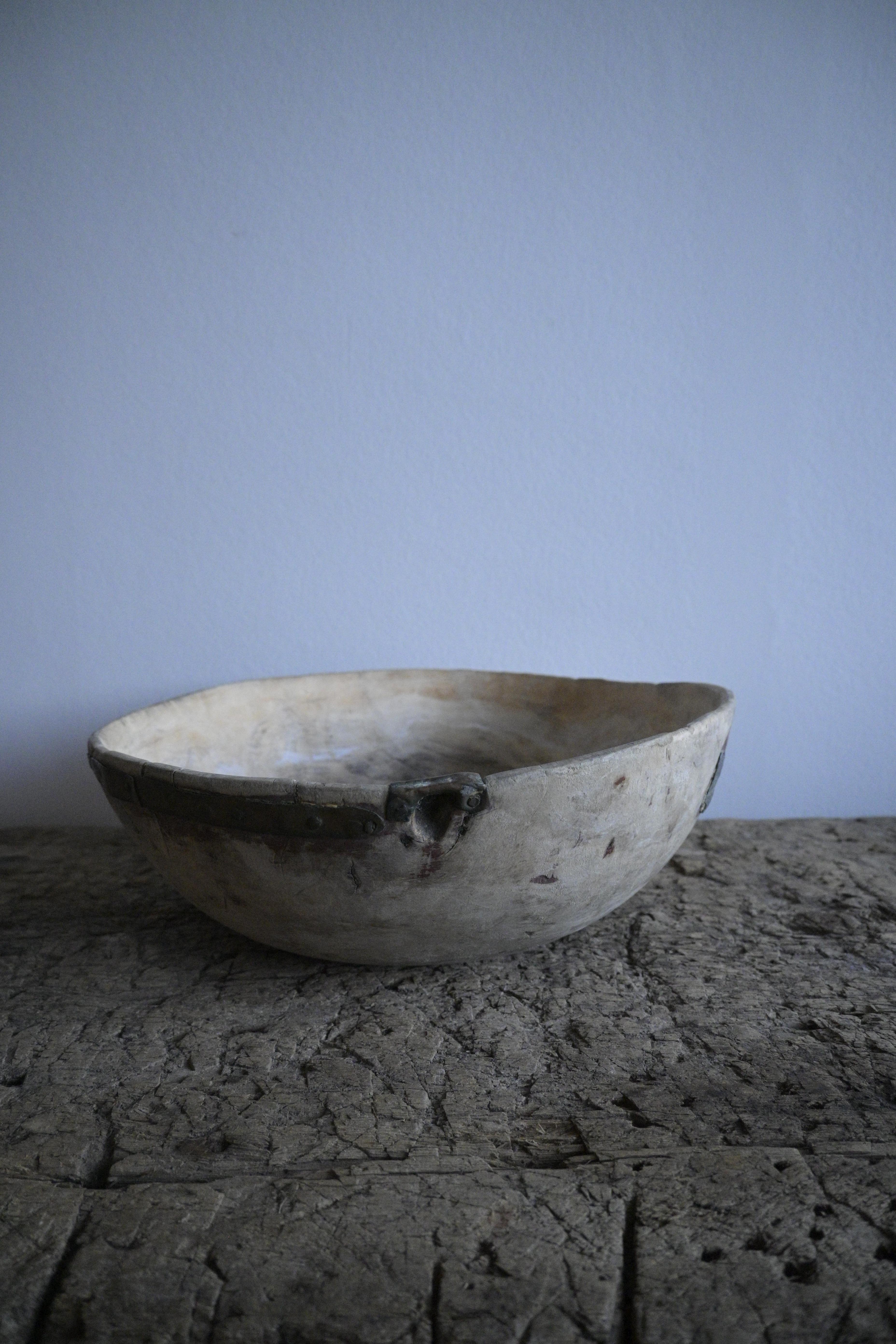 Large Swedish Burl Birch Bowl cirka 1780-1830s In Fair Condition For Sale In Farsta, SE