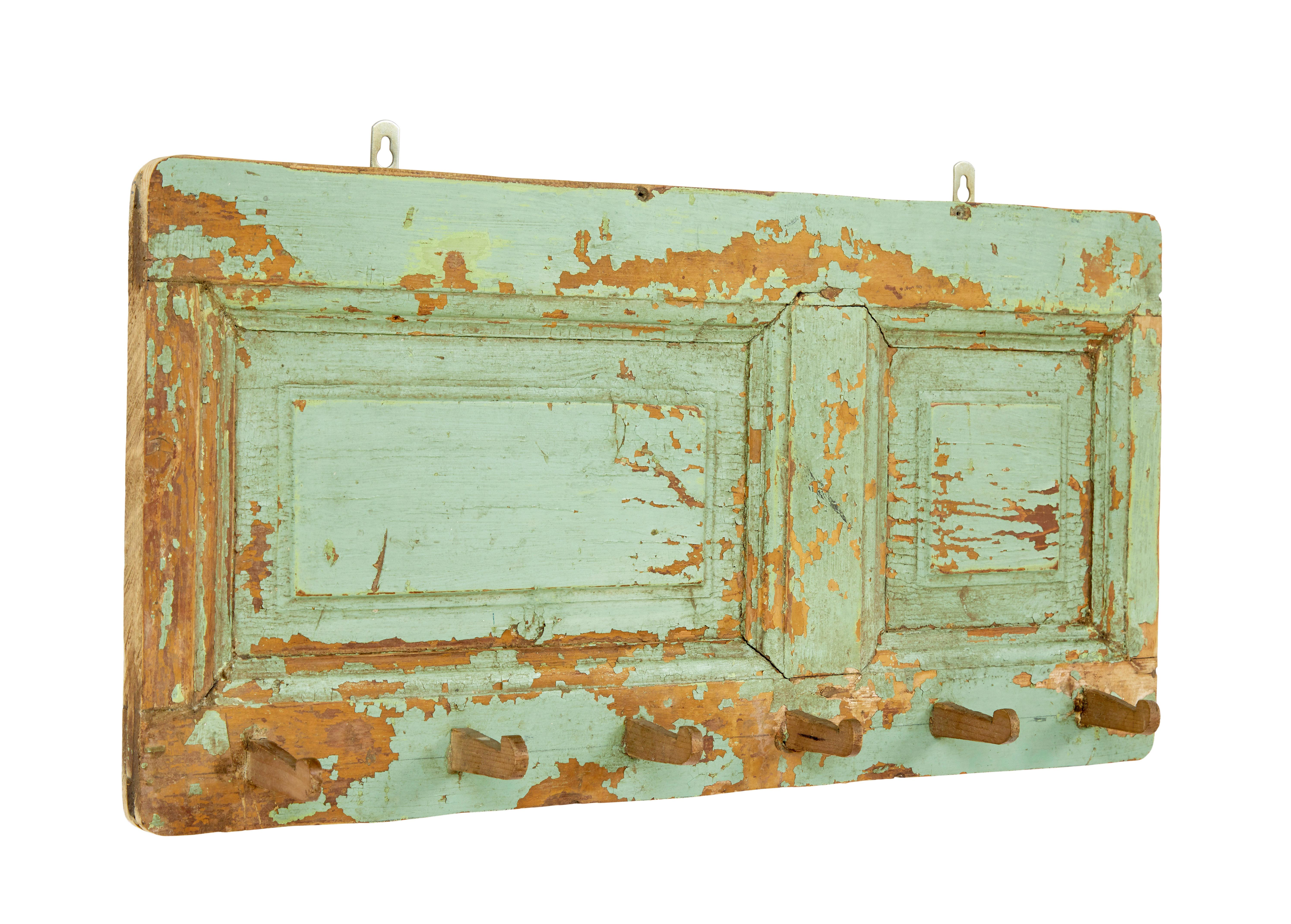 Grande pannello svedese dipinto con mollette per cappotti del 1960 circa.

Qui abbiamo un appendiabiti di produzione svedese, realizzato utilizzando un pannello dipinto del XIX secolo, adattato a appendiabiti con ganci d'epoca.

Ideale da utilizzare